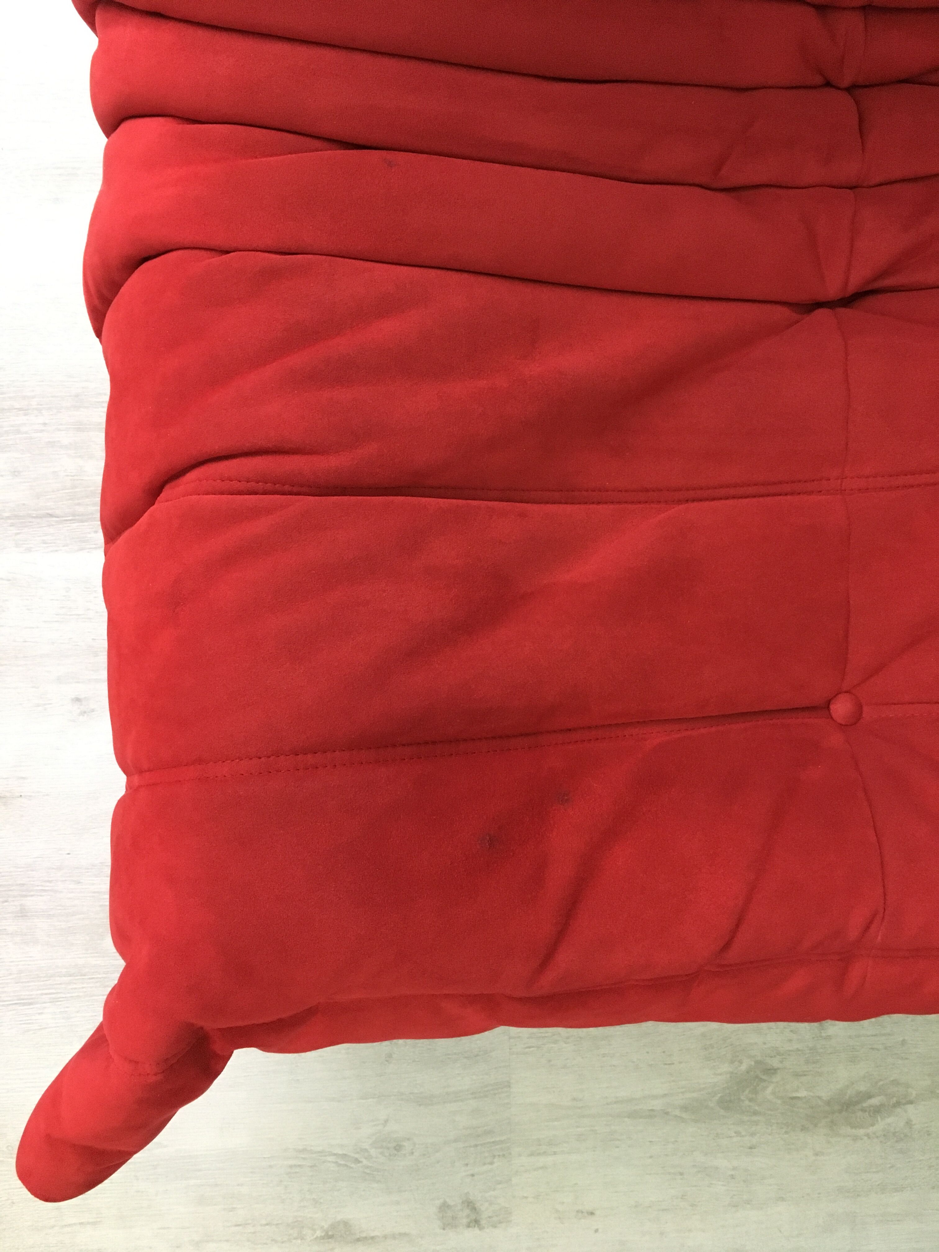 Togo rouge par Michel Ducaroy pour Ligne Roset