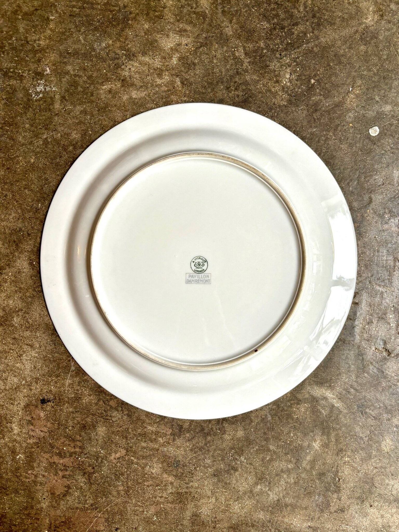 Plat rond A. Vignaud en porcelaine de Limoges blanche et dorée