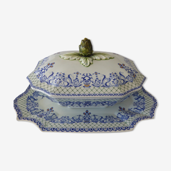 Dish and soup tureen in Gien