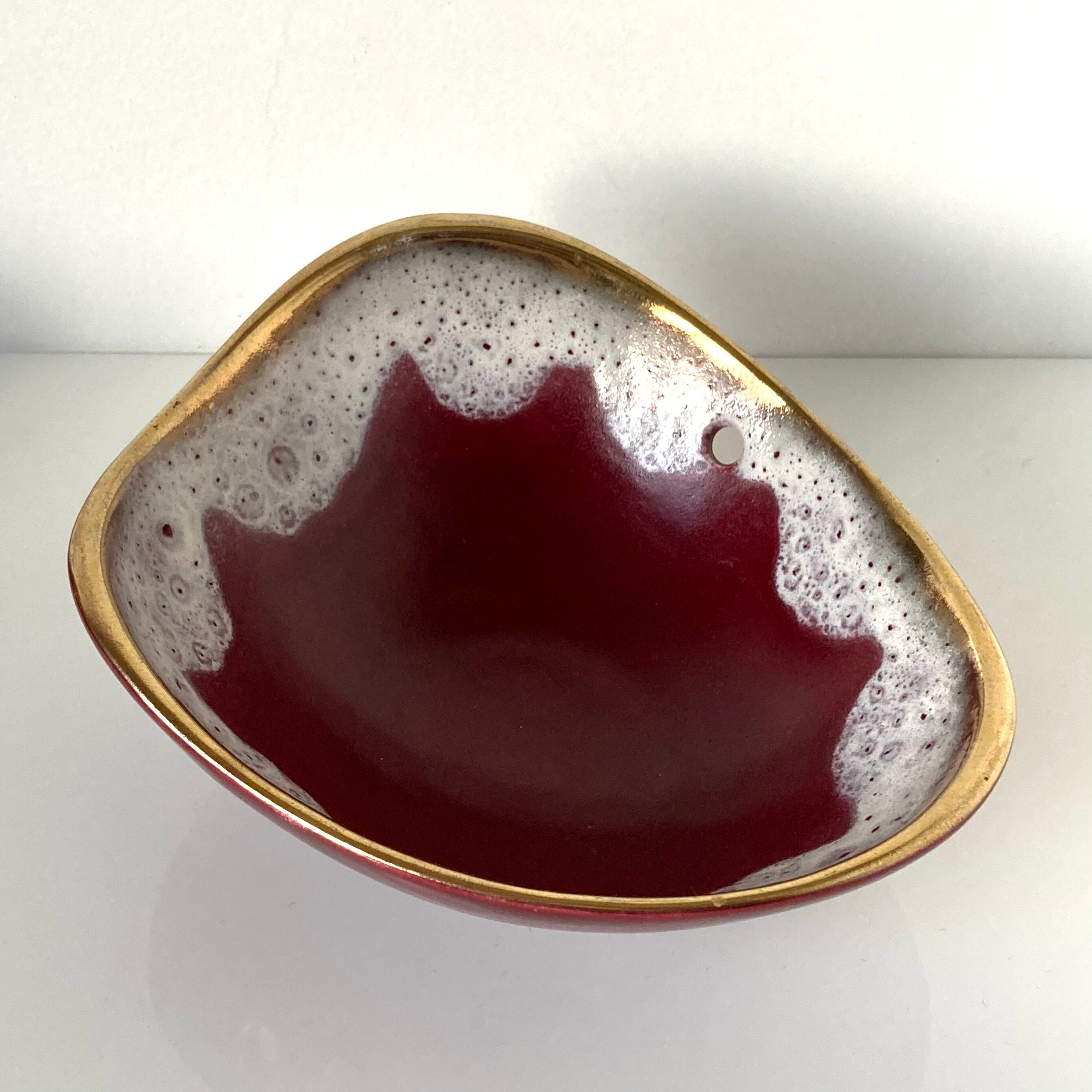 Earthenware pocket tray, red covered and foam with gilding