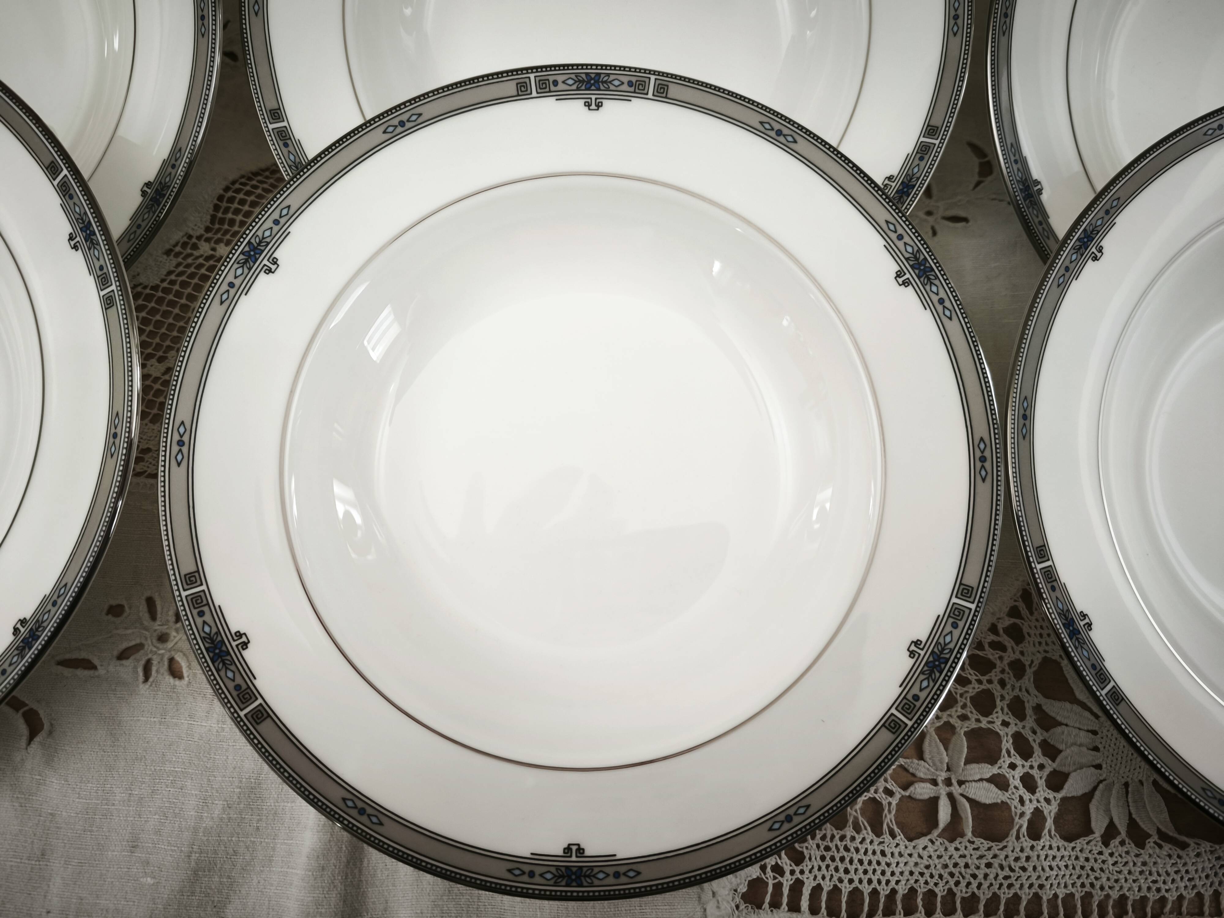 Set of 12 deep plates in English porcelain Wedgwood model Amherst.