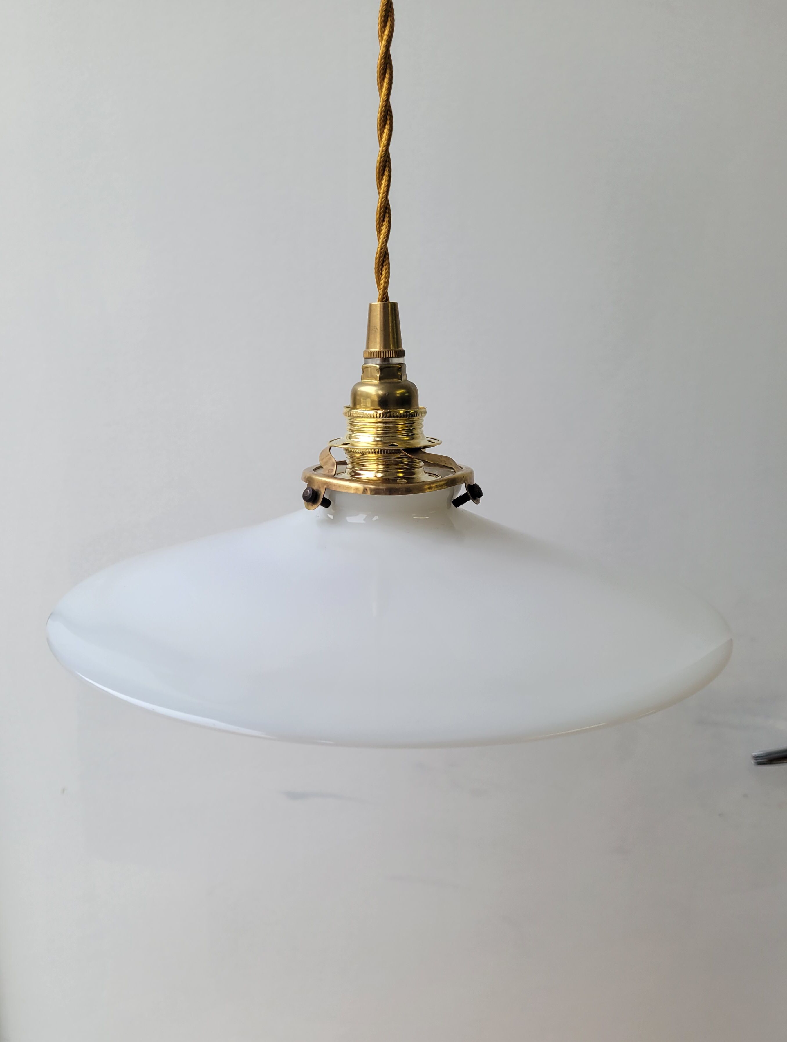 White opaline suspension