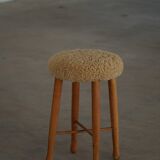 Tabouret sculptural danois du milieu du siècle moderne avec siège en laine d'agneau, années 1960