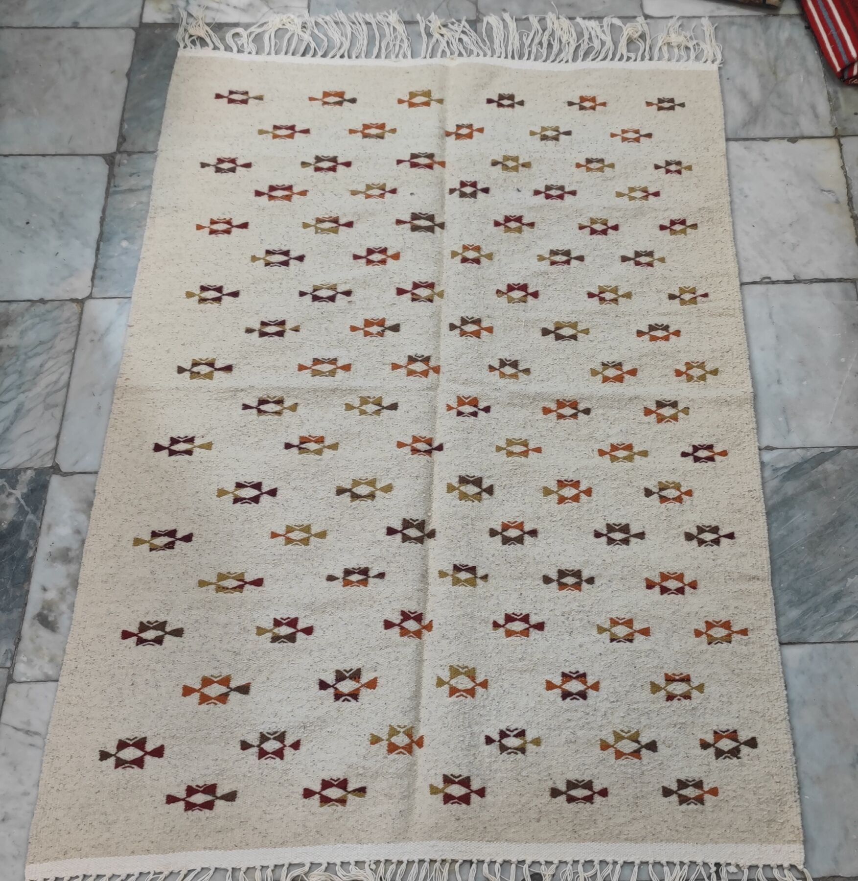 White and brown hand-woven rugs 125x180cm