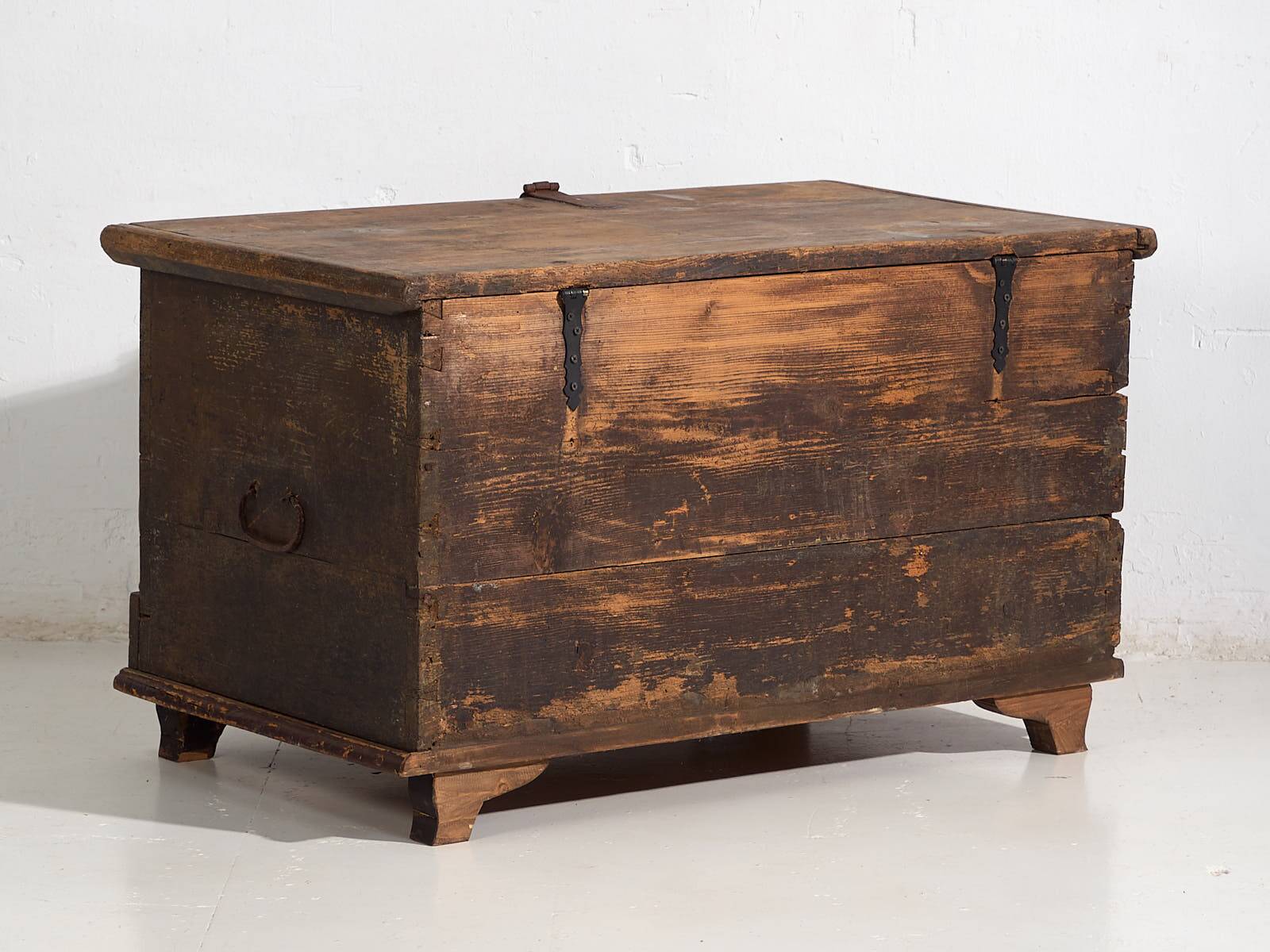 Antique chest carved with floral motifs (c.1820)