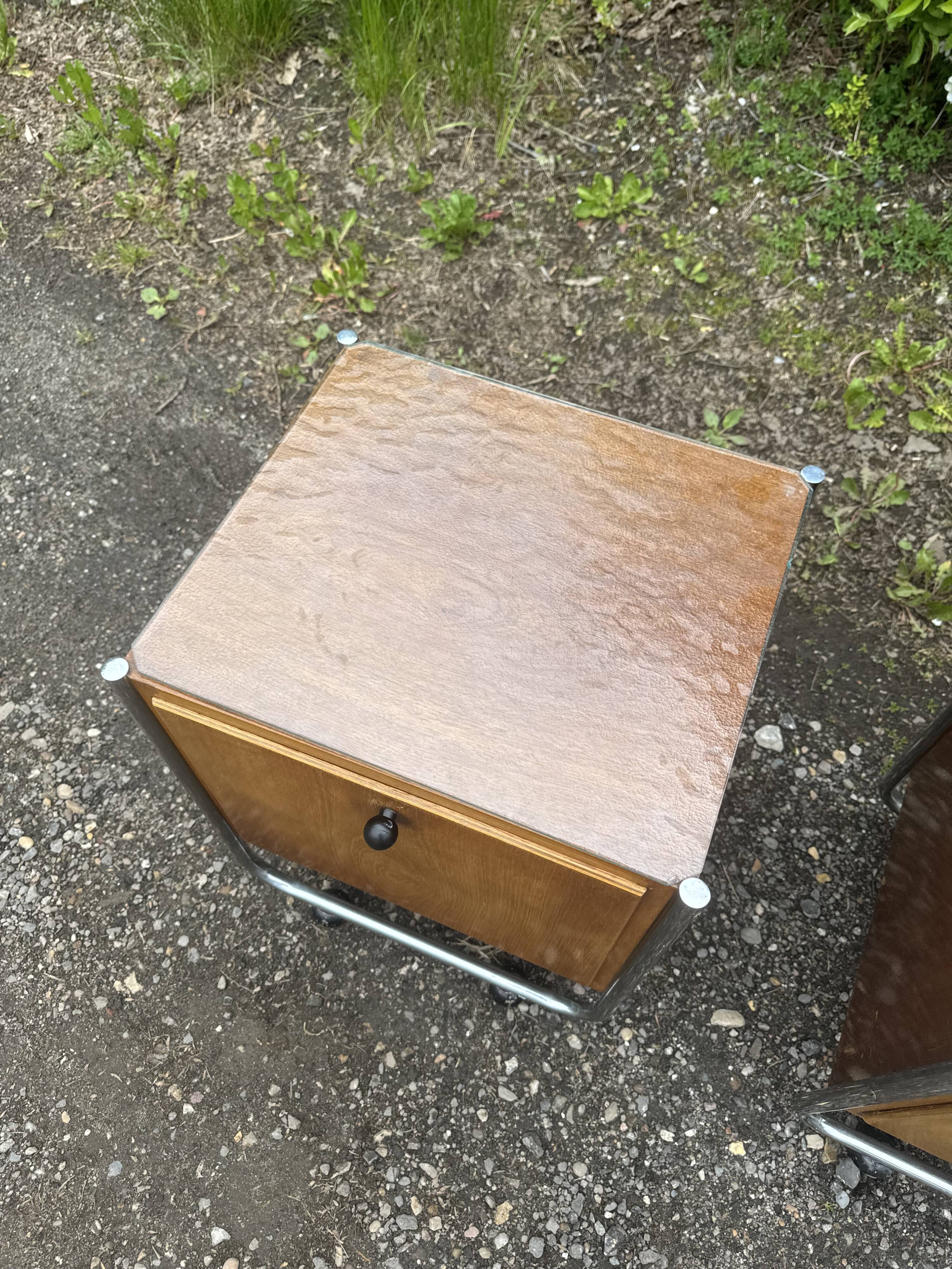 Paire de tables de chevet fonctionnalistes, vers 1940–1955