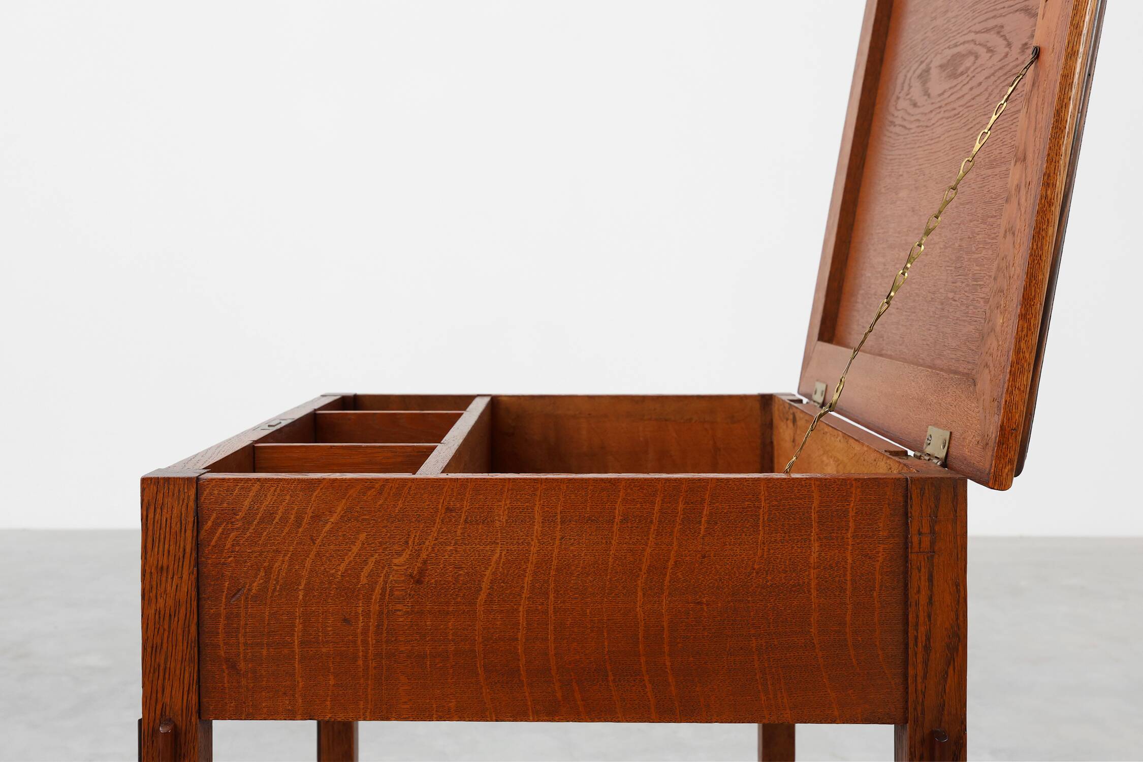 Table d'appoint ou cabinet de style École d'Amsterdam, Pays-Bas vers 1915
