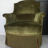 Olive green toad armchair with smooth velvet fringes.