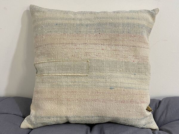Coussin artisanal en toile ancienne style Kilim