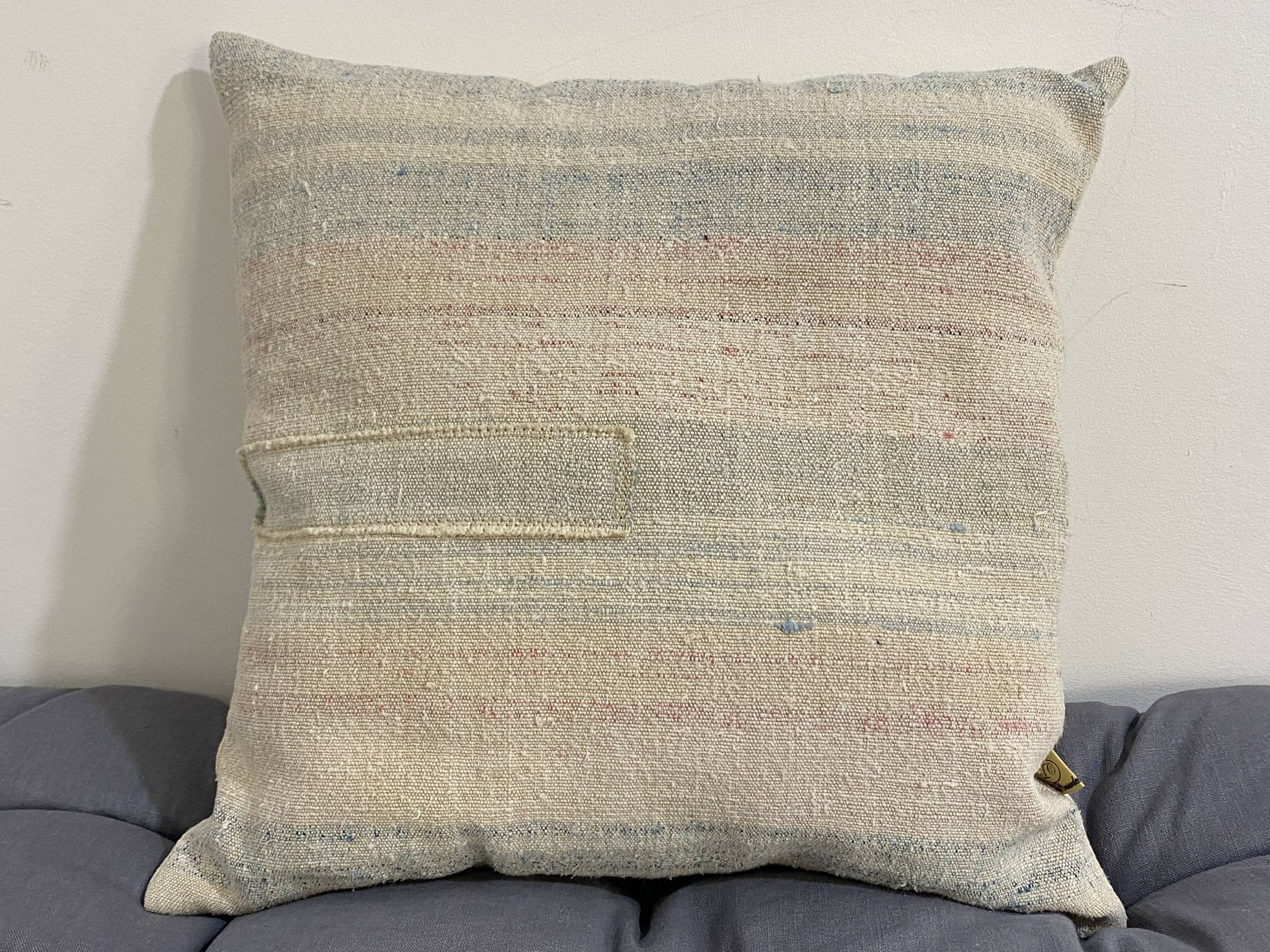 Coussin artisanal en toile ancienne style Kilim