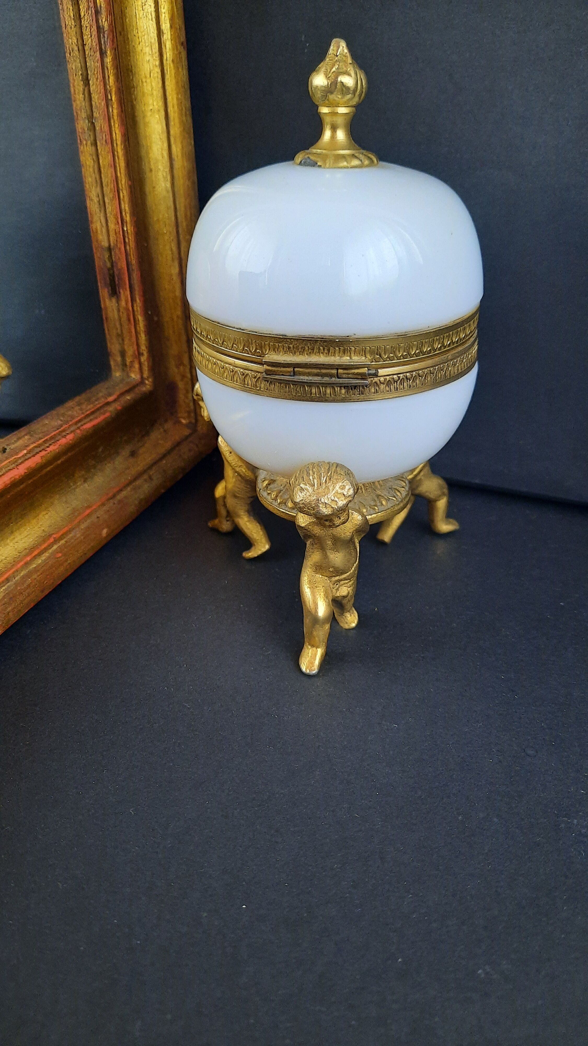 Egg box opaline on footouche