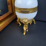 Egg box opaline on footouche