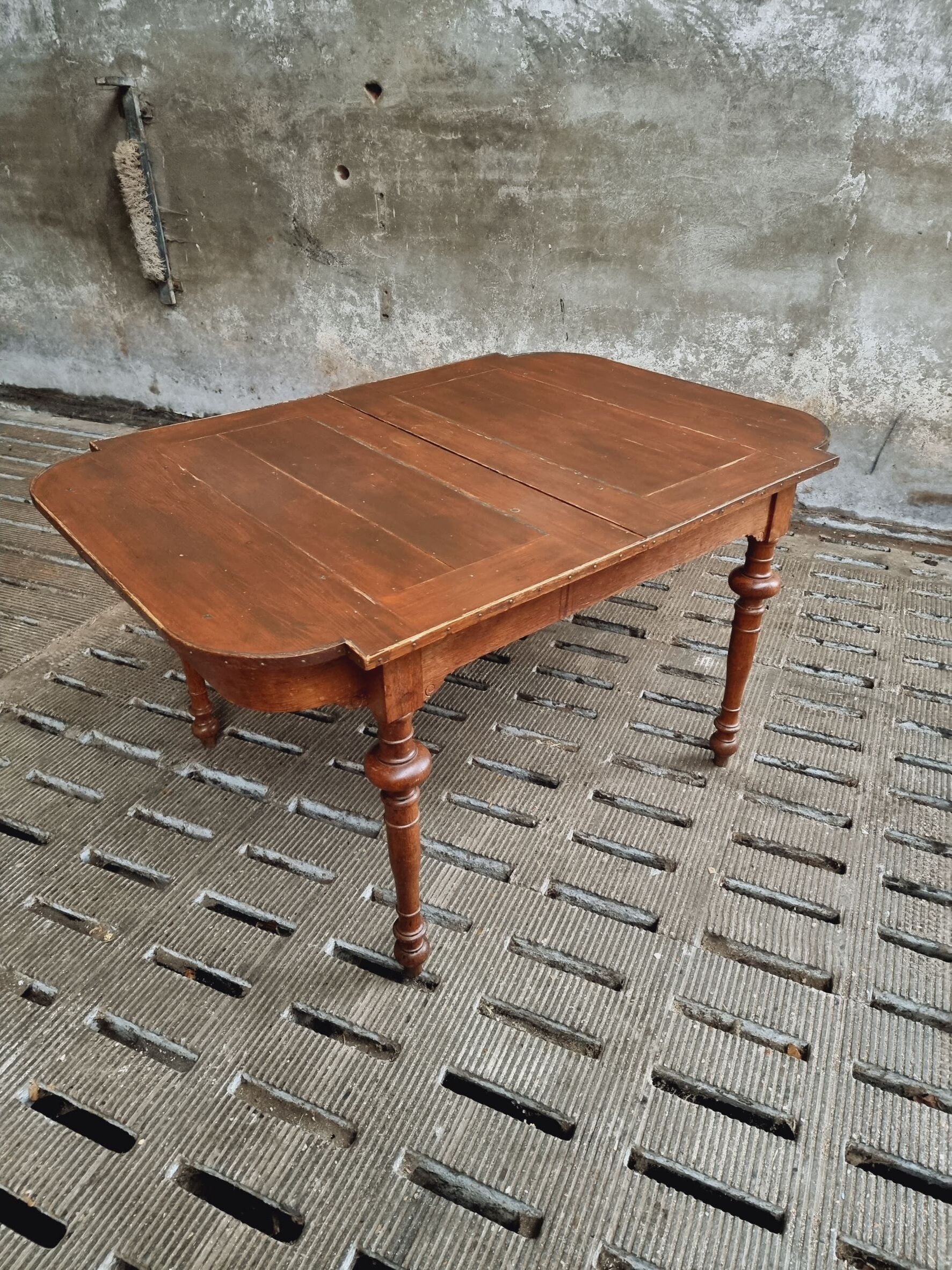 Antique extendable diningtable