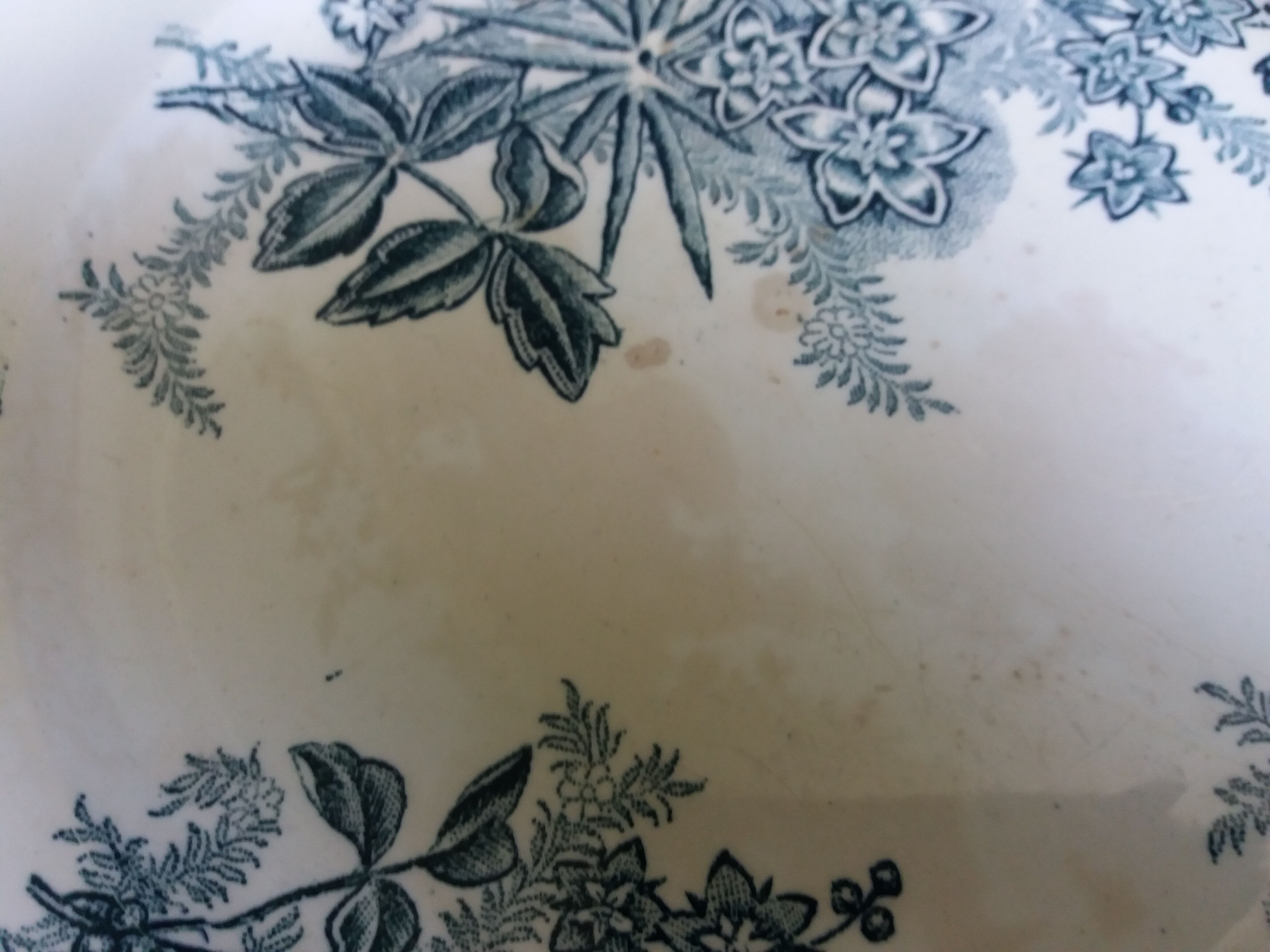 Lot 4 mismatched flat plates Terre de fer