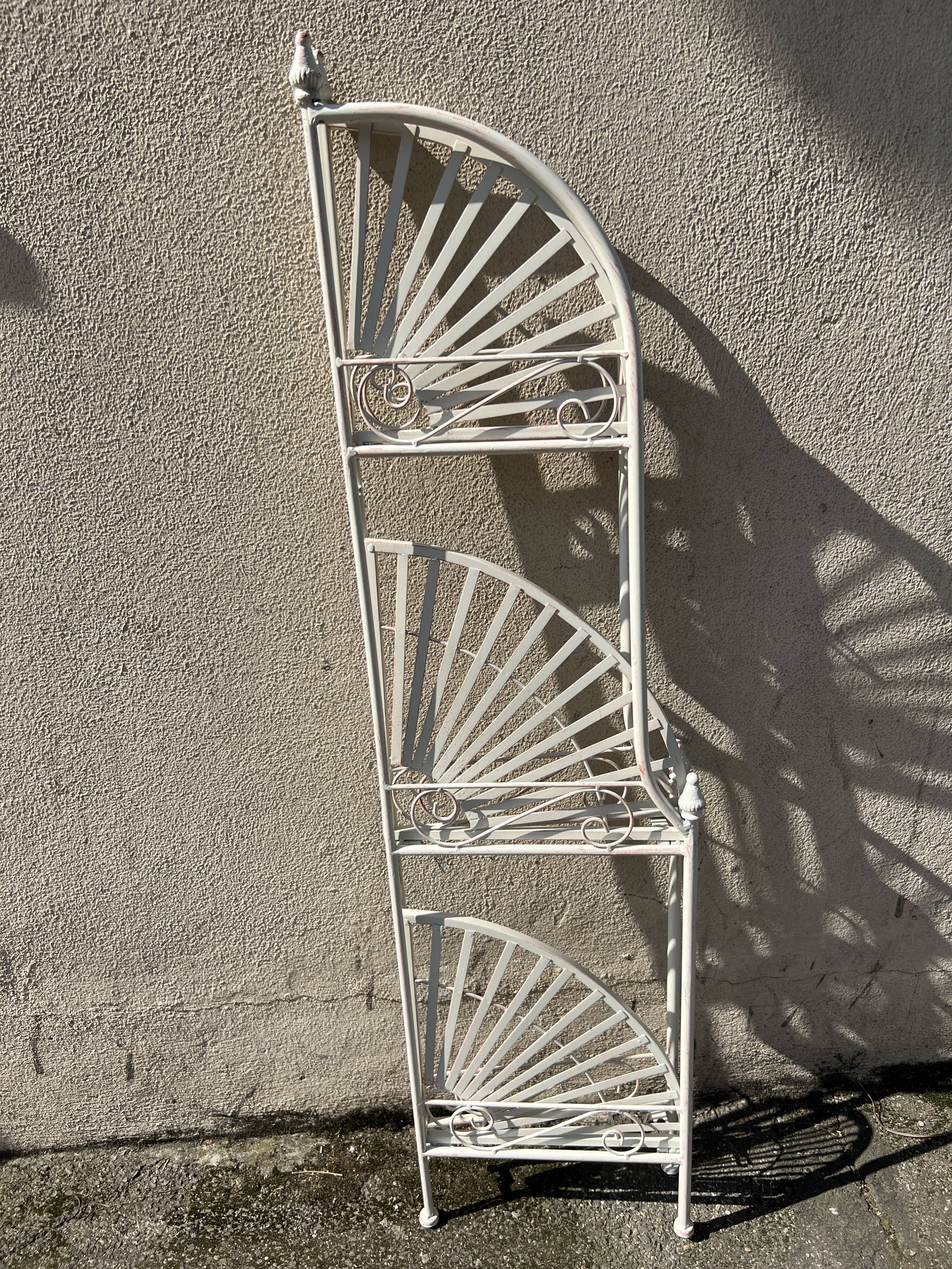 3-level standing storage shelf/garden plant holder
