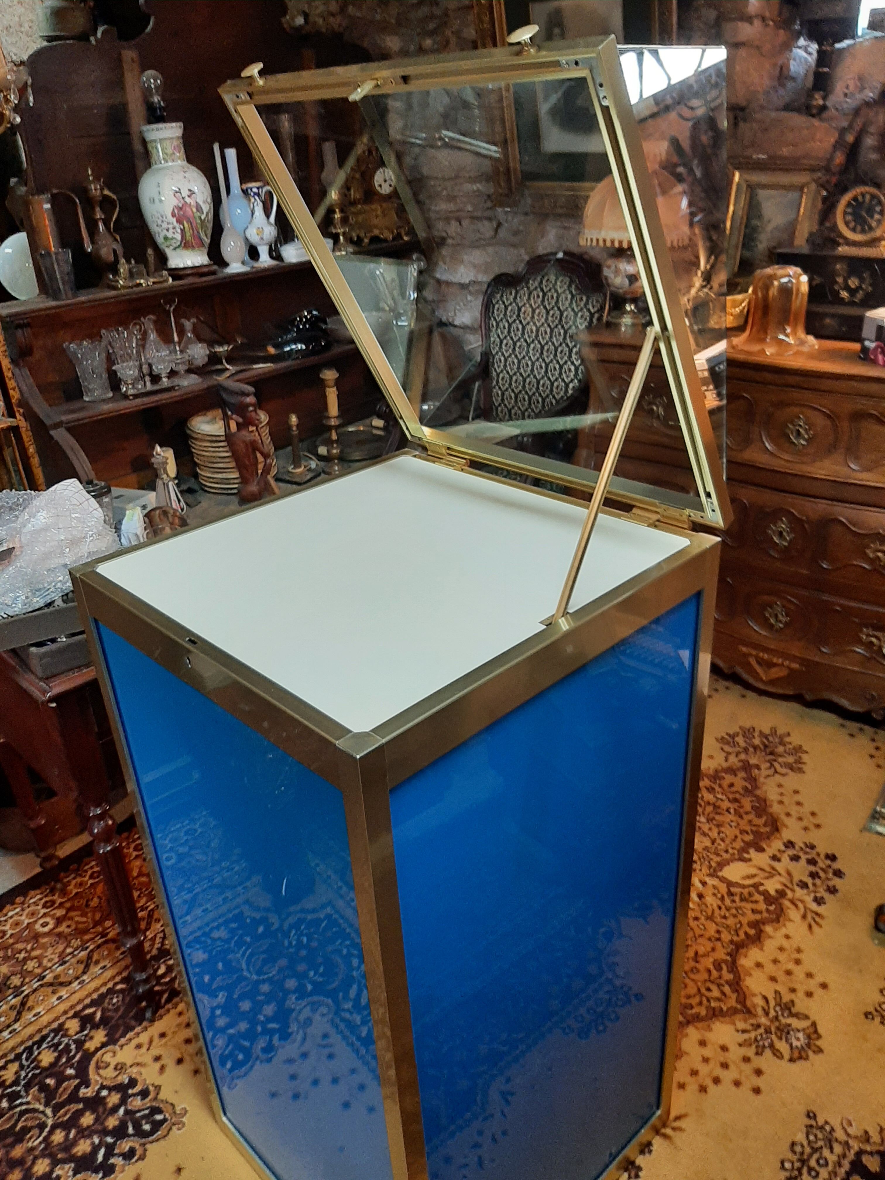 Vendôme pyramidal showcase