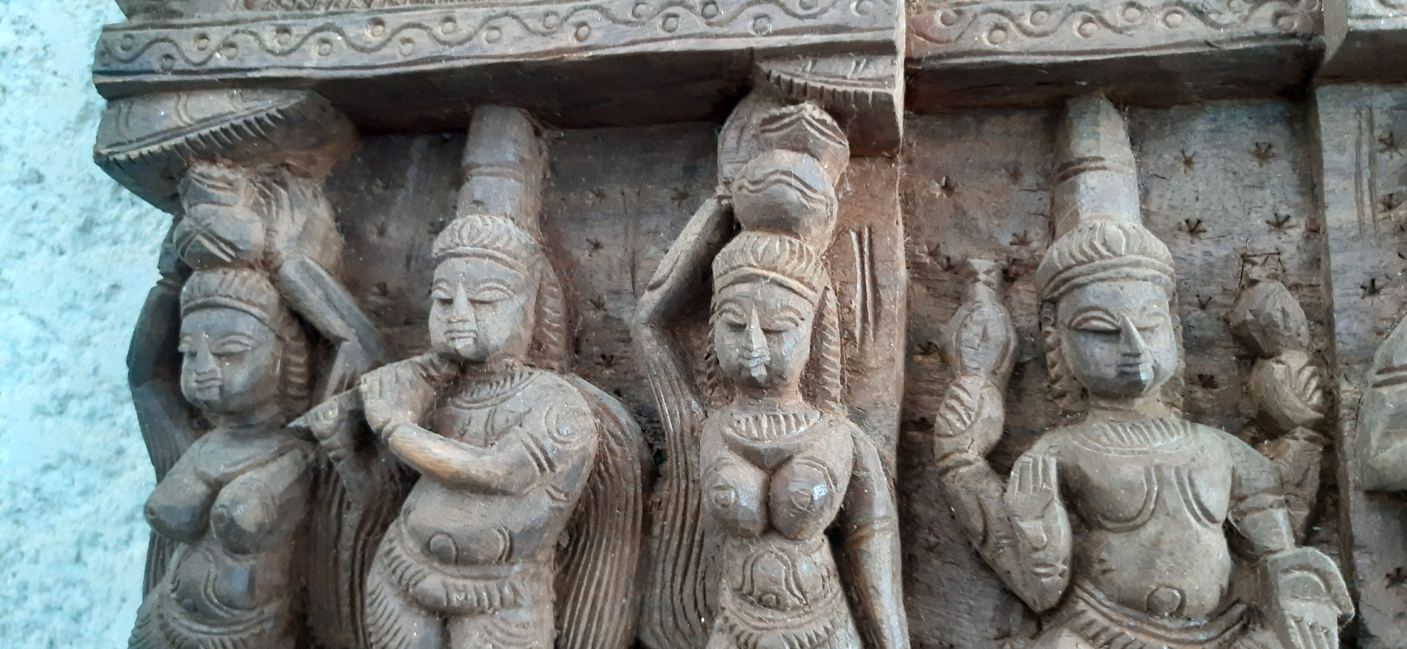 Bas relief indien en bois exotique