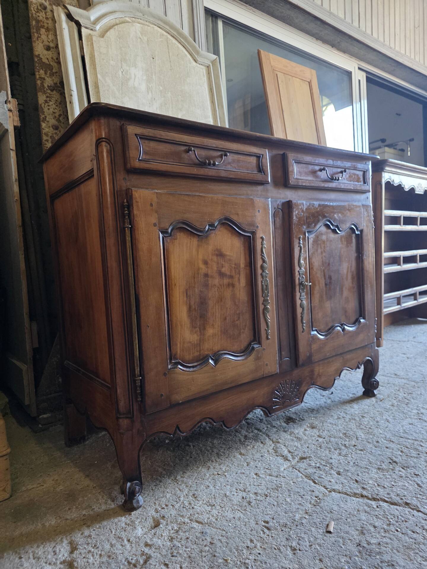 Buffet bas style Louis XV en merisier 
