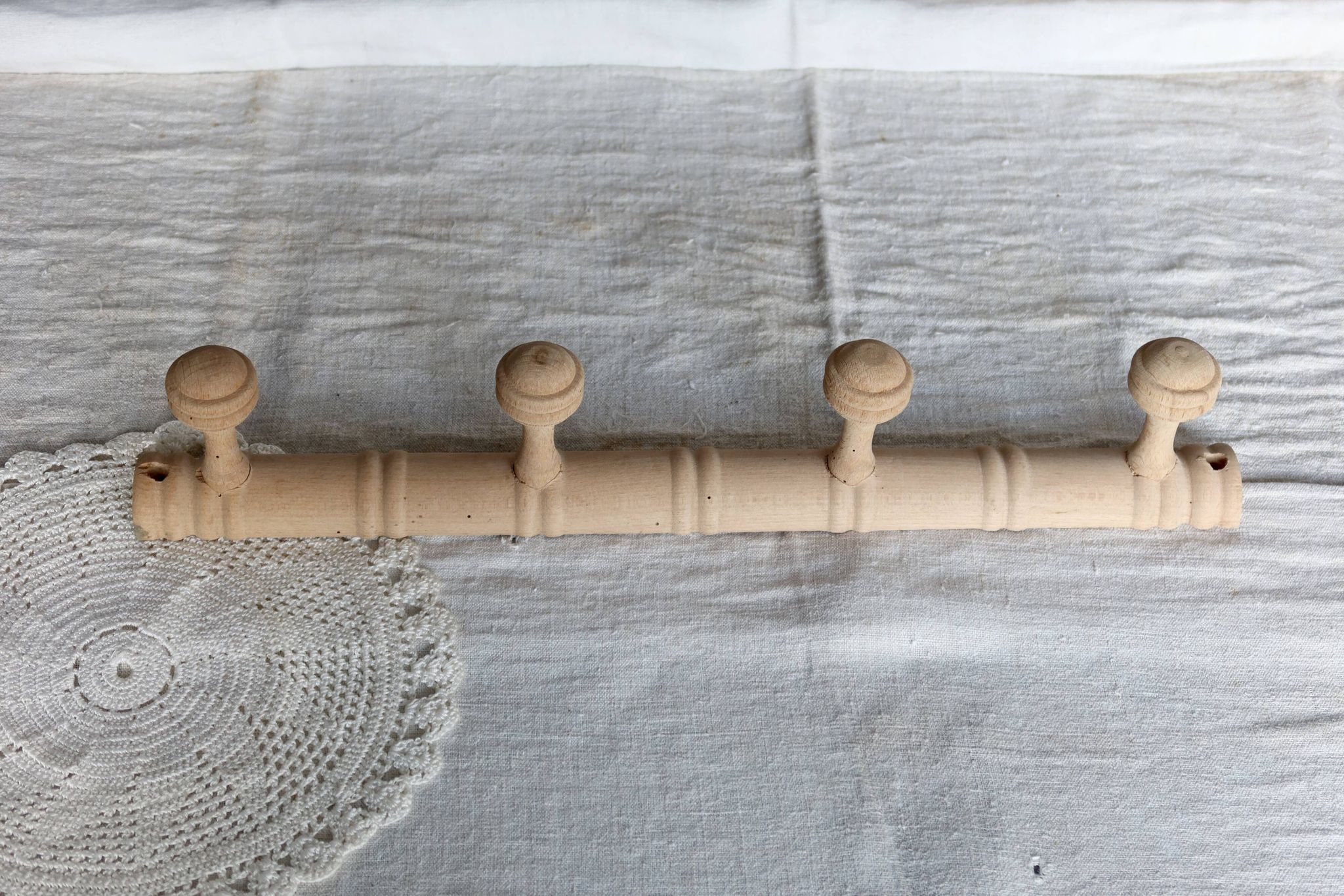 Porte manteau mural vintage en bois brut – Style Art Déco