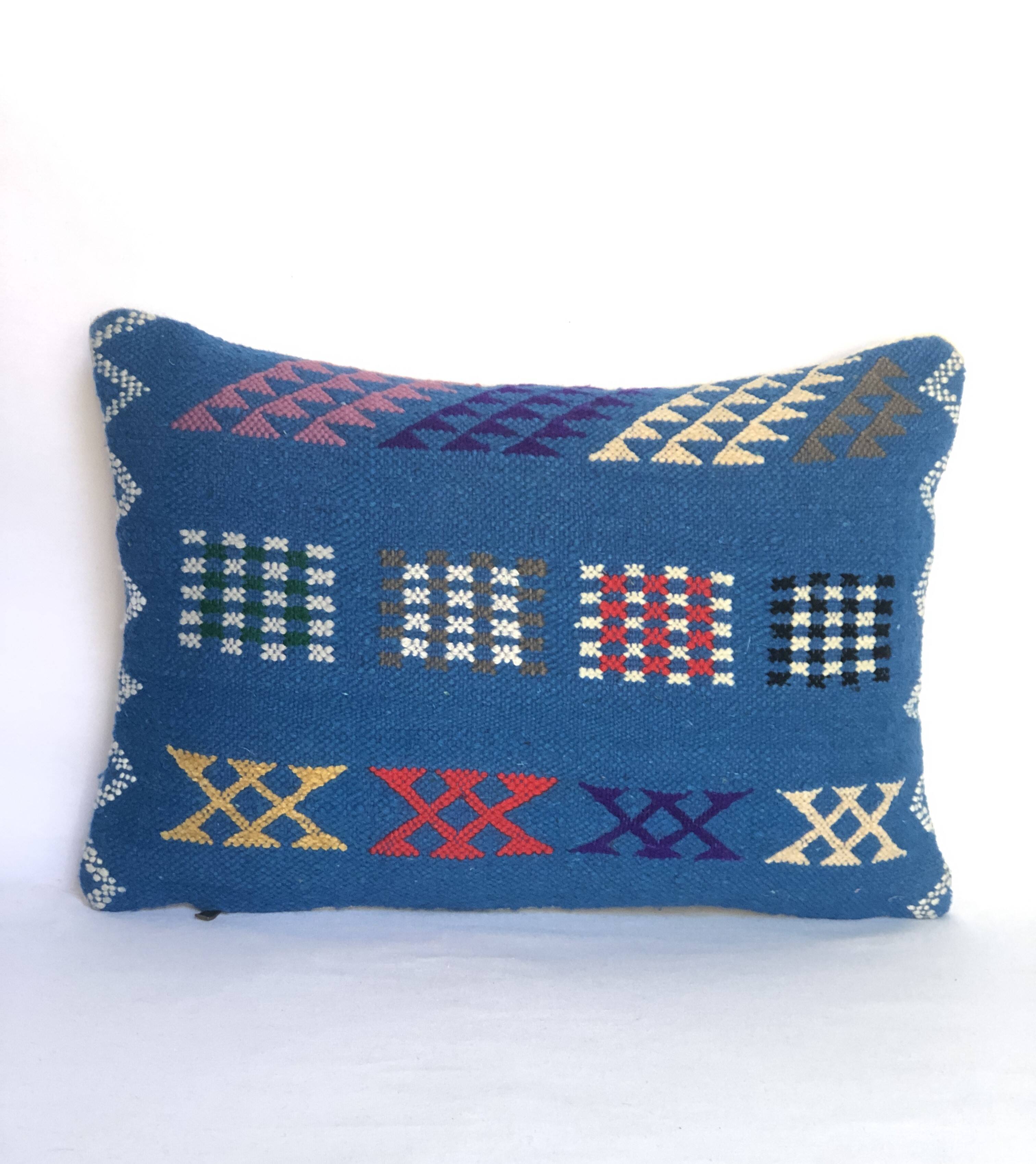 woven velvet cushion, very lively thanks to its bright colours.