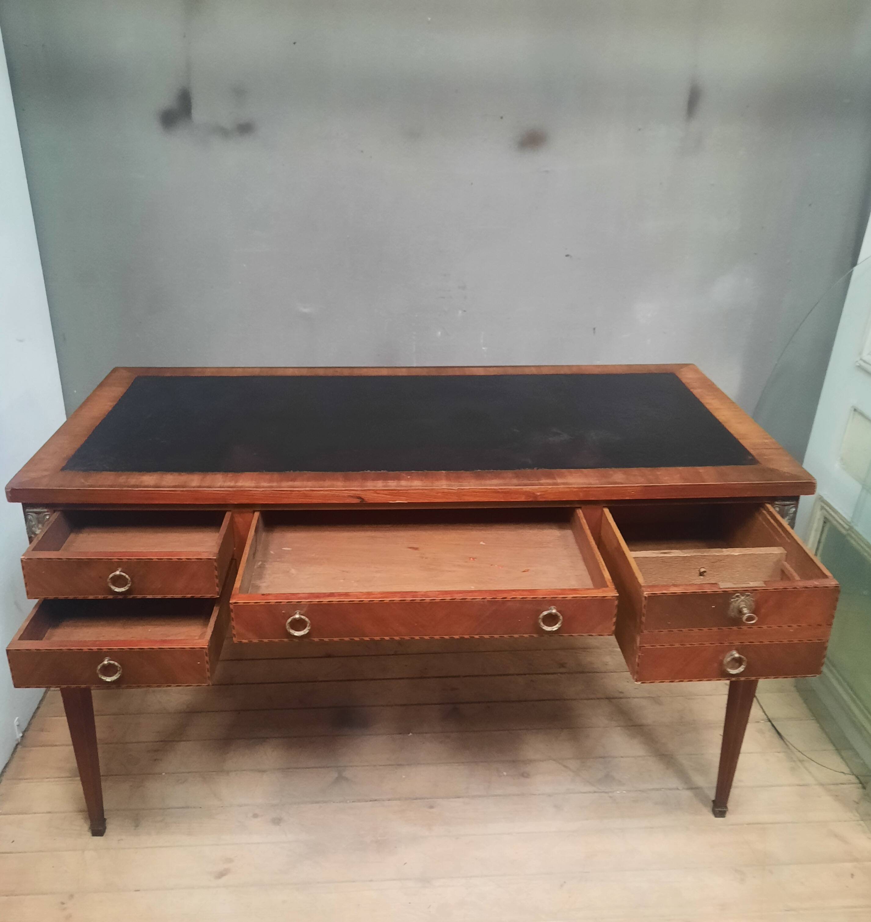 1900 Louis XVI style veneer flat desk