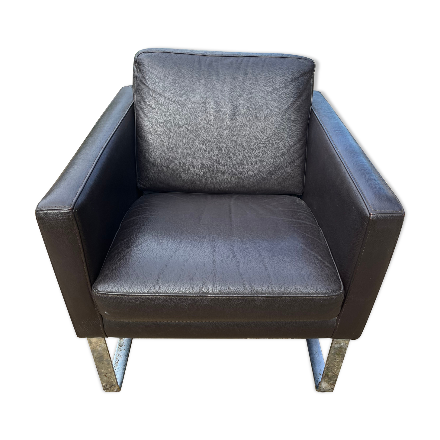Leather armchair metal base