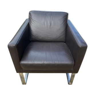 Leather armchair metal base