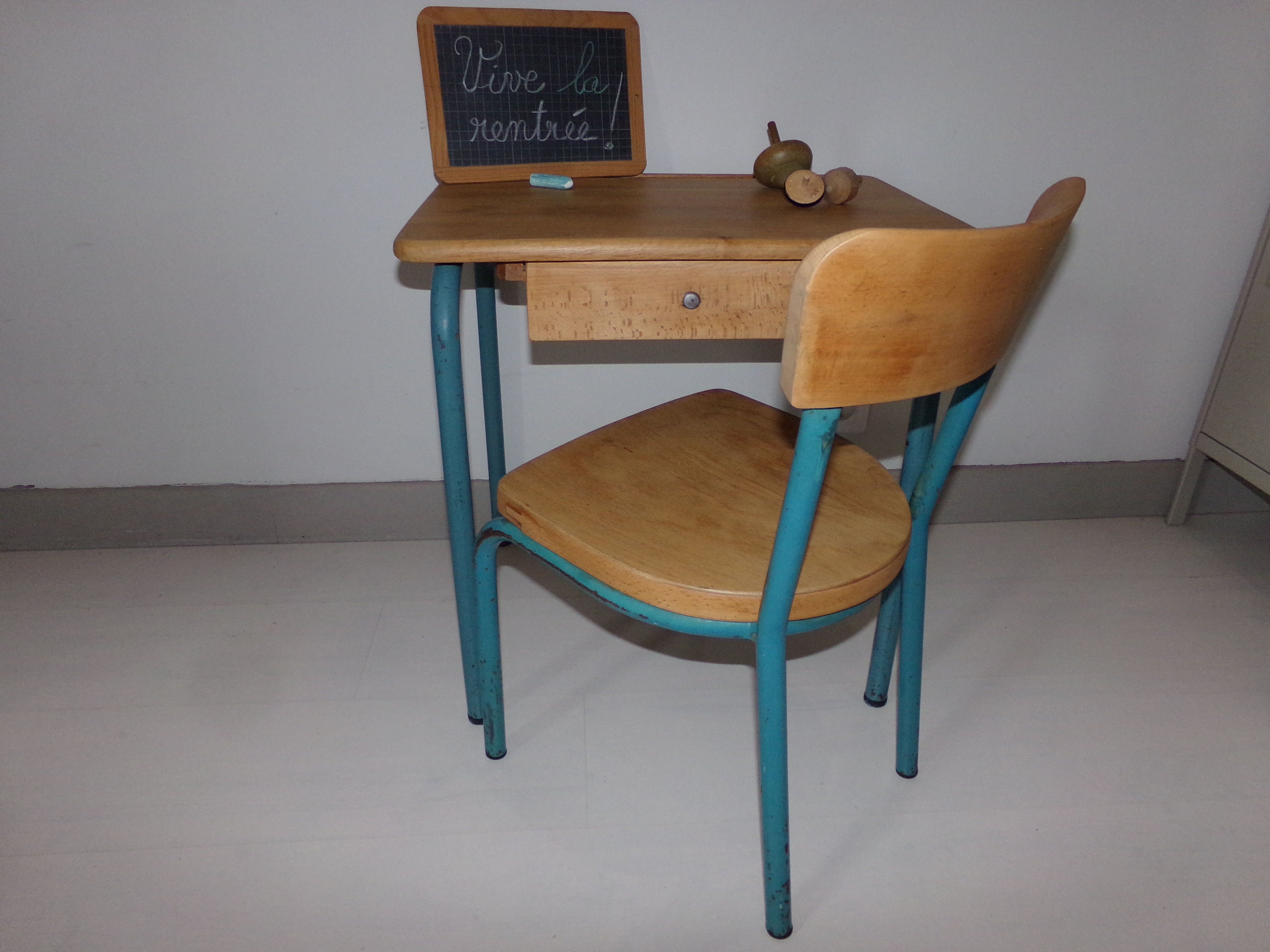 Pupitre de maternelle et sa chaise de la marque Luterma