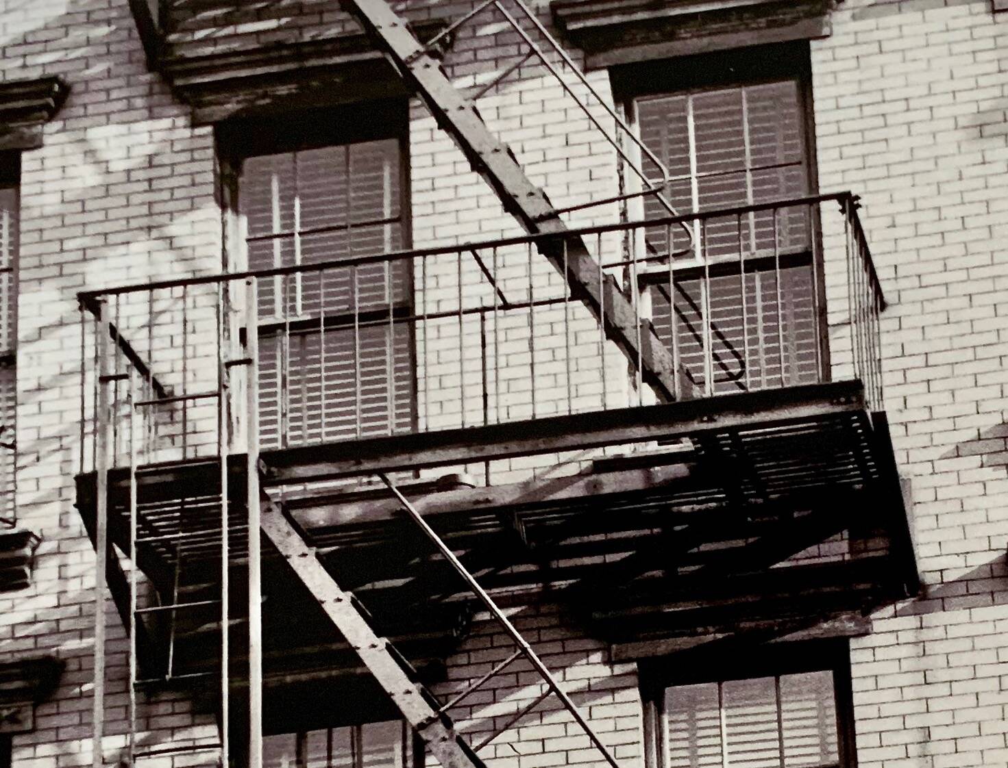 Photo New York 1953 – Fire escape & woman at the window