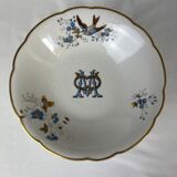 Plat sur pied avec un monogramme M et oiseau bleu et marron