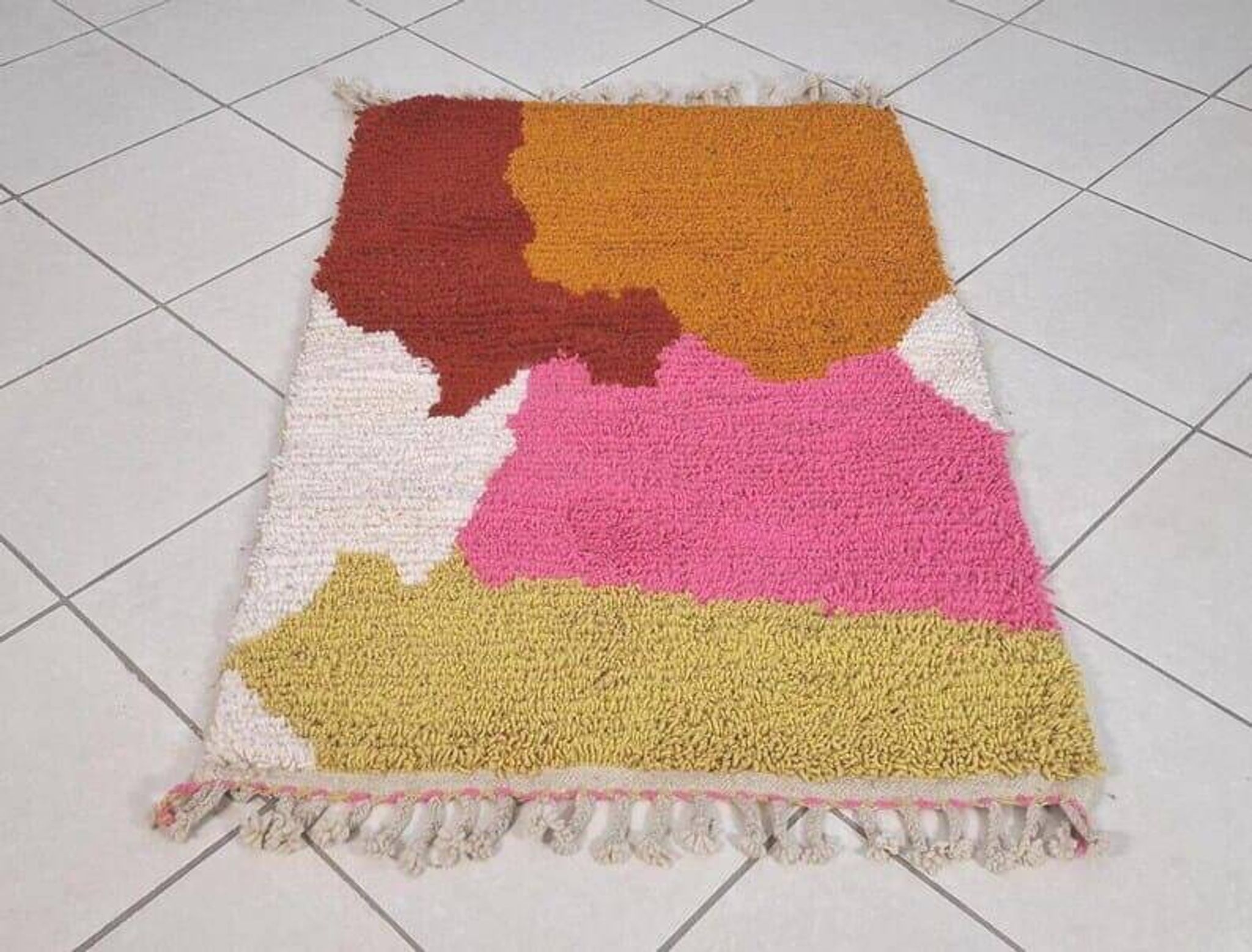 Handmade traditional Beni Ourain Berber rug, size 150 x 250 cm.