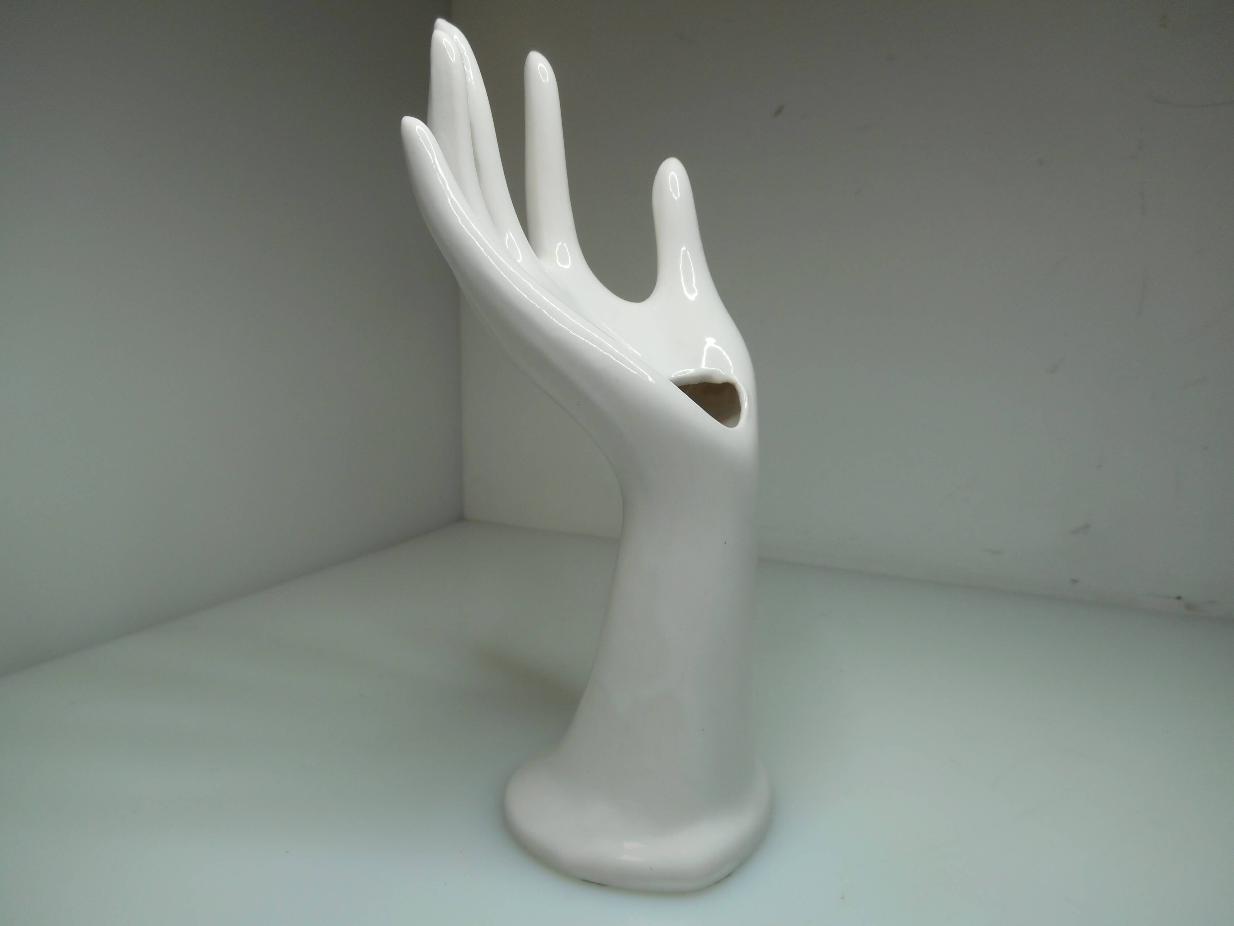 Main céramique blanche vintage