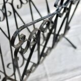 Porte-revues vintage en métal noir à volutes