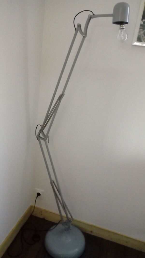 Lampe sur pied articulée style industrielle couleur gris clair interrupteur au pied ampoule ergot