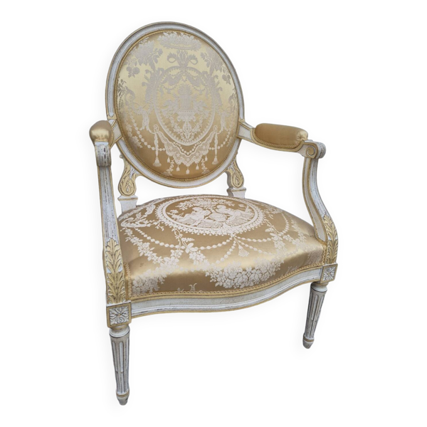 Fauteuil à la reine cabriolet style Louis XVI à médaillon décorée