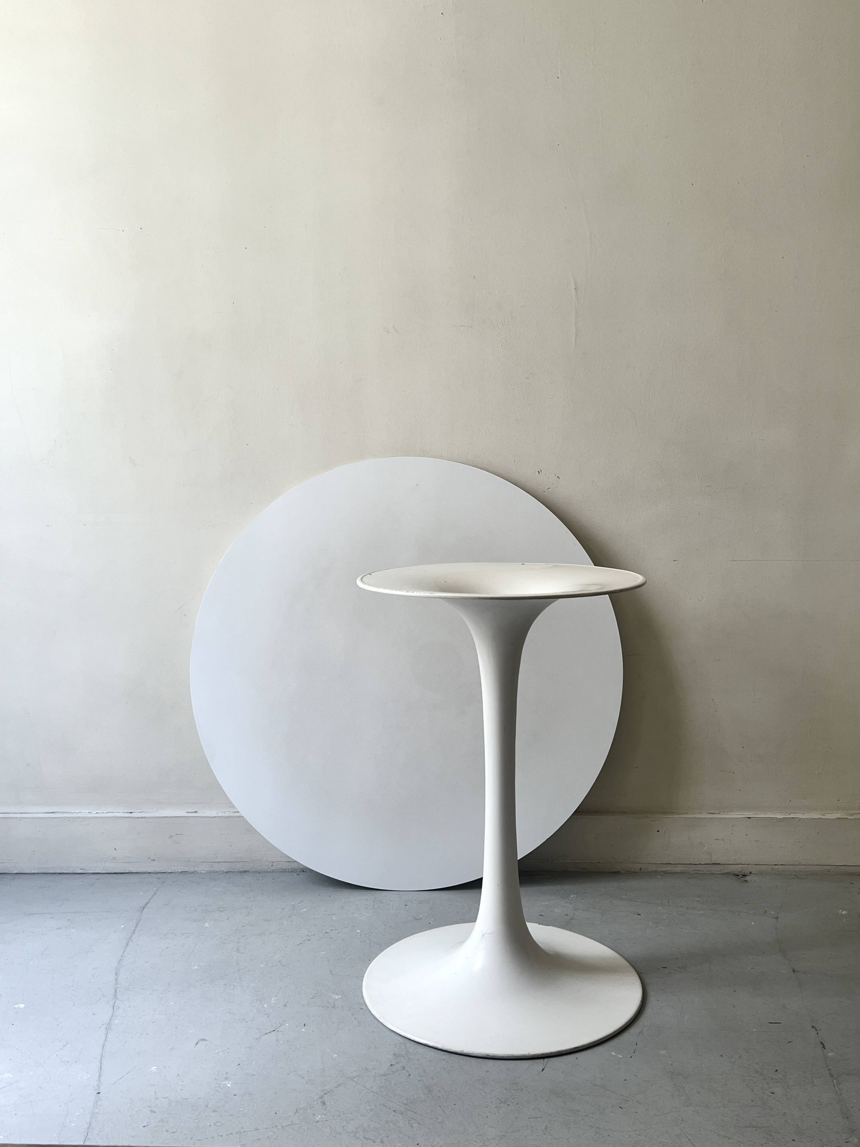 Tulip dining table by Saarinen, designed by Maurice Burke for Arkana, 1970 design.