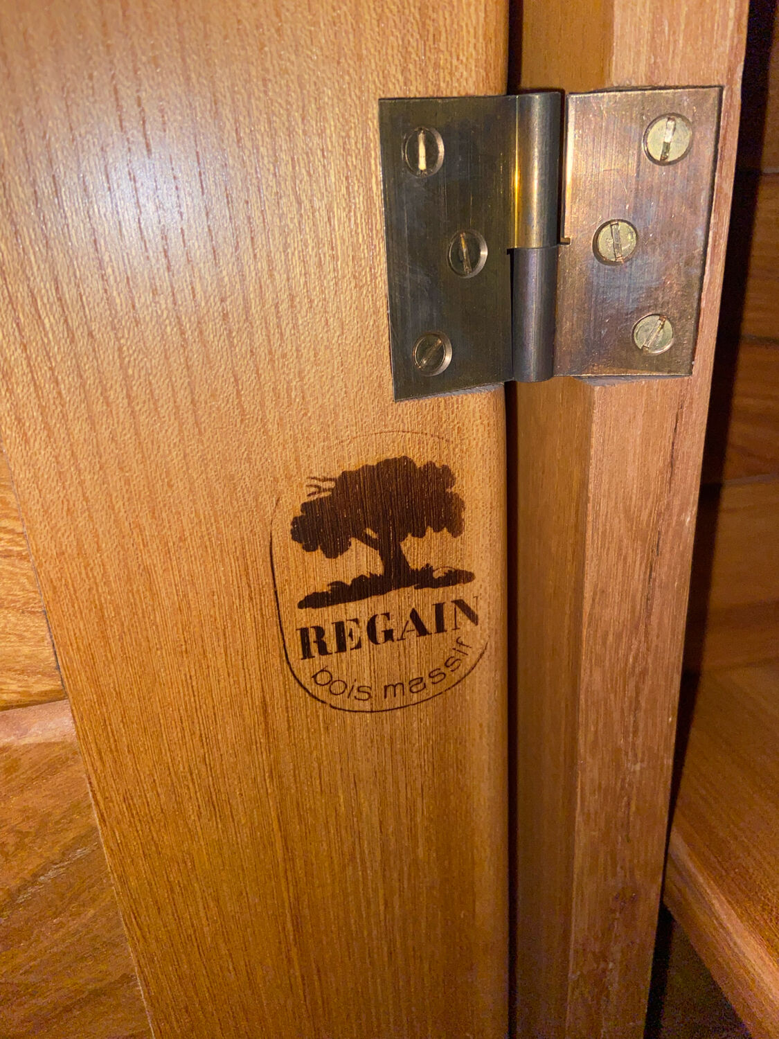 Maison regain library shelf