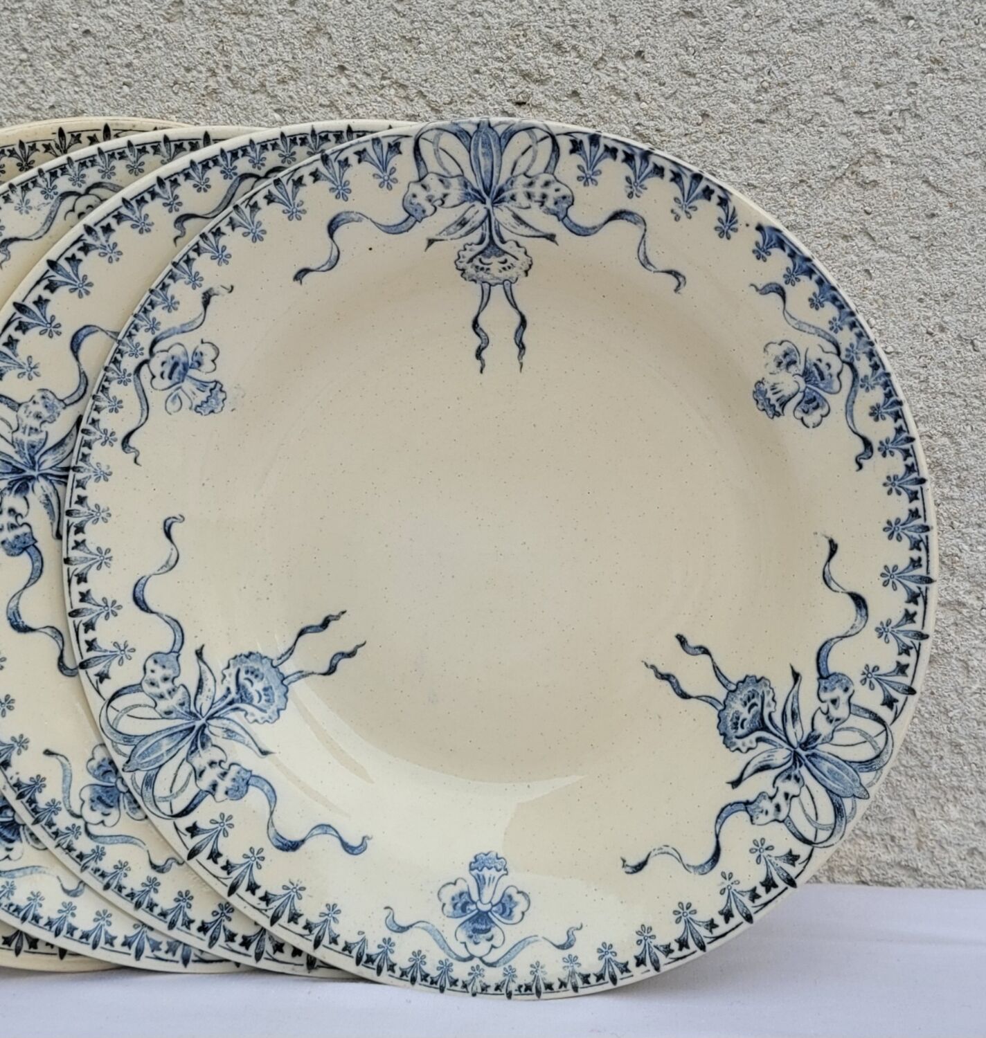 Set of 4 hollow aasiettes model Venice Opaque porcelain of Gien iron earth blue floral decoration