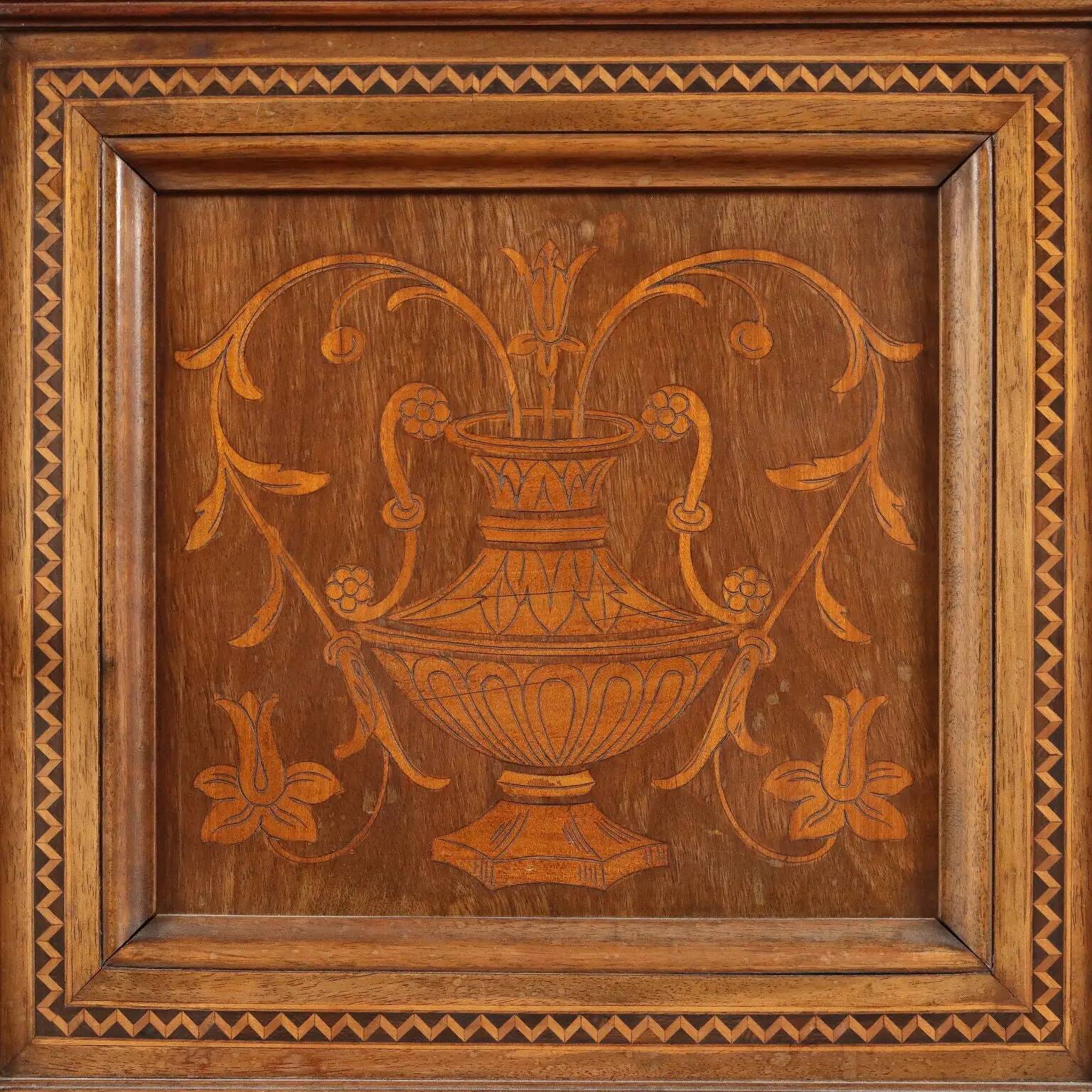 Buffet ancien néo-Renaissance en noyer avec incrustations d’érable, XXe siècle