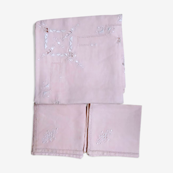 Pink embroidered and openwork tablecloth and its towels