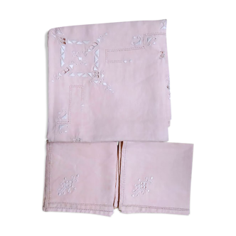 Pink embroidered and openwork tablecloth and its towels