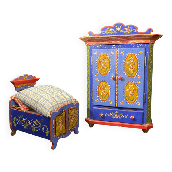 Ensemble garde-robe et lit miniatures tyroliens