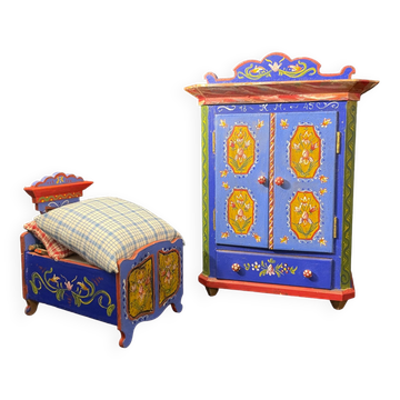 Ensemble garde-robe et lit miniatures tyroliens