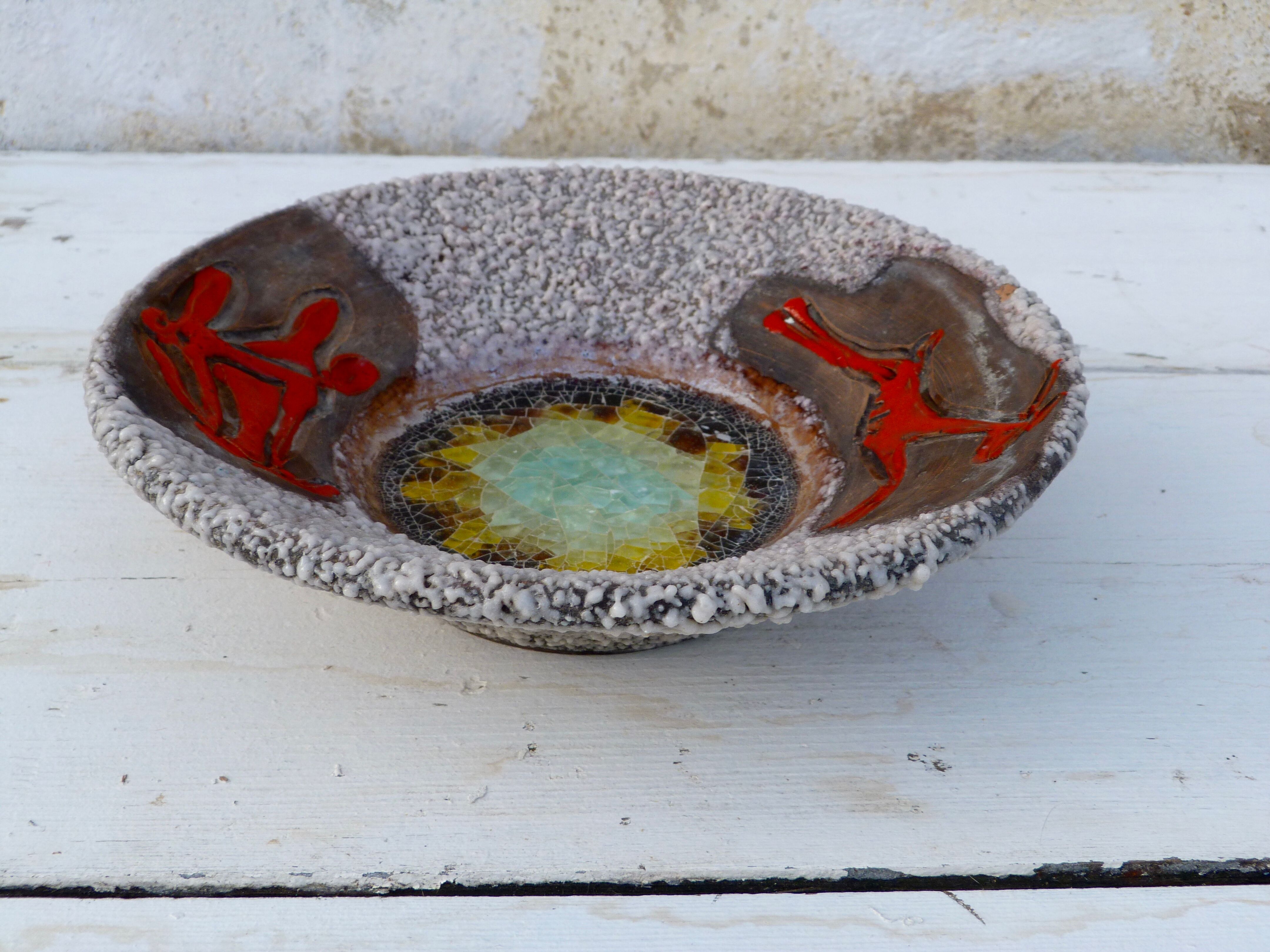 Deep dish Vallauris fat lava background glass animal motifs