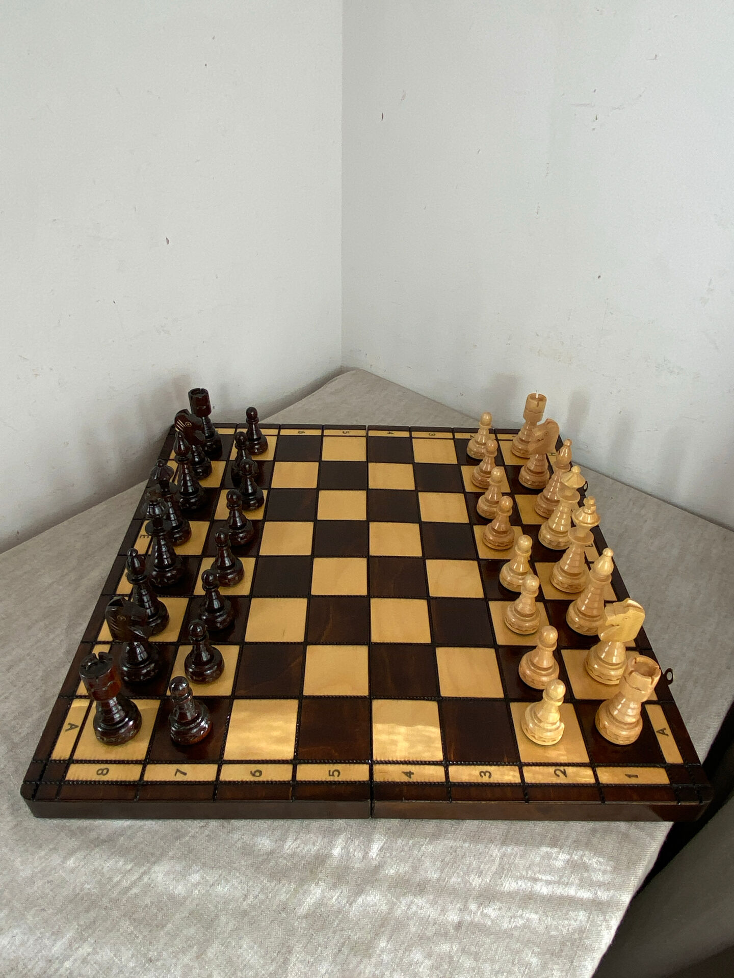 Jeu d’échec avec plateau et pièces en bois 
