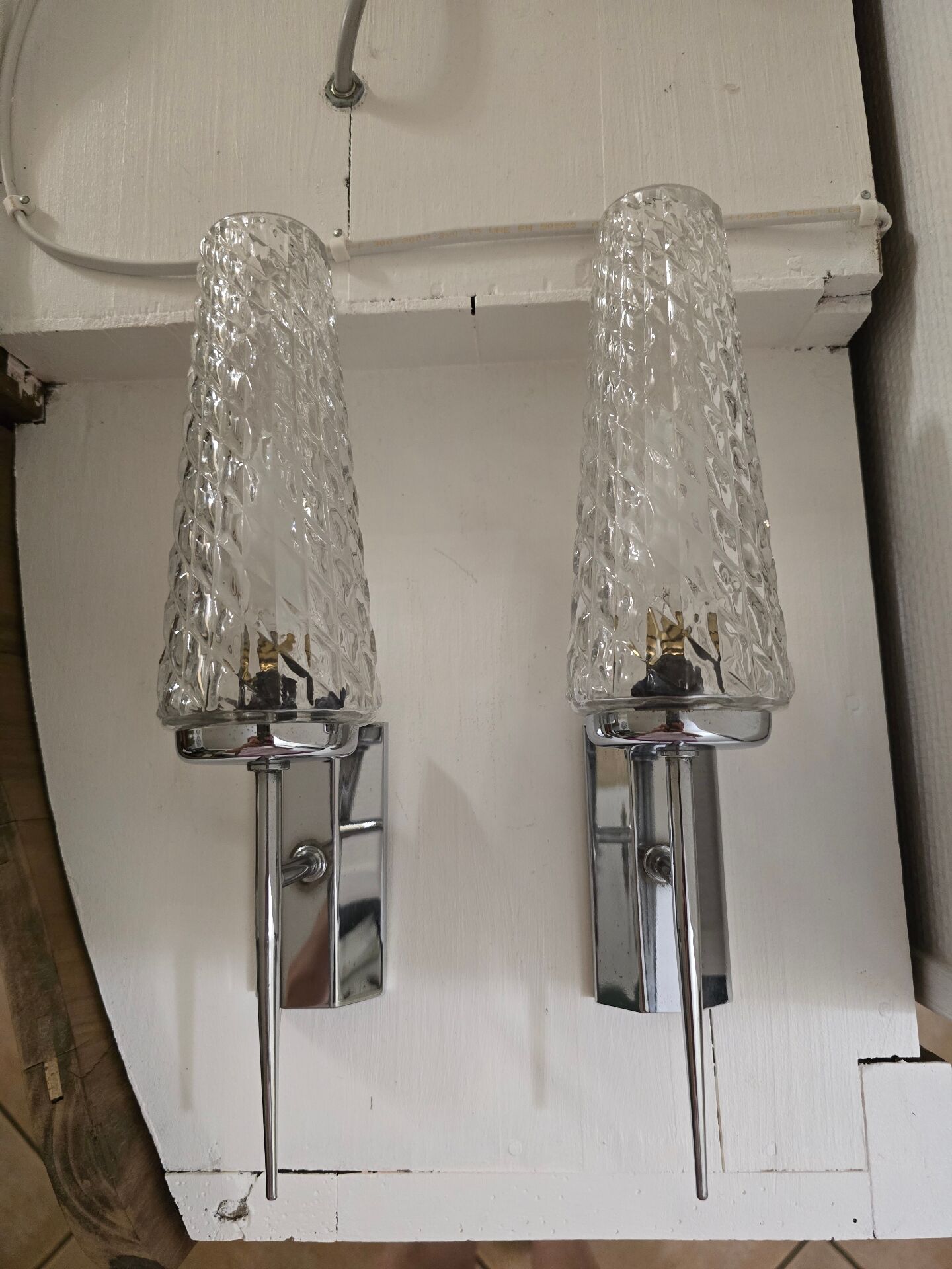 Paire d'appliques chrome et verre ciselé mid-century 