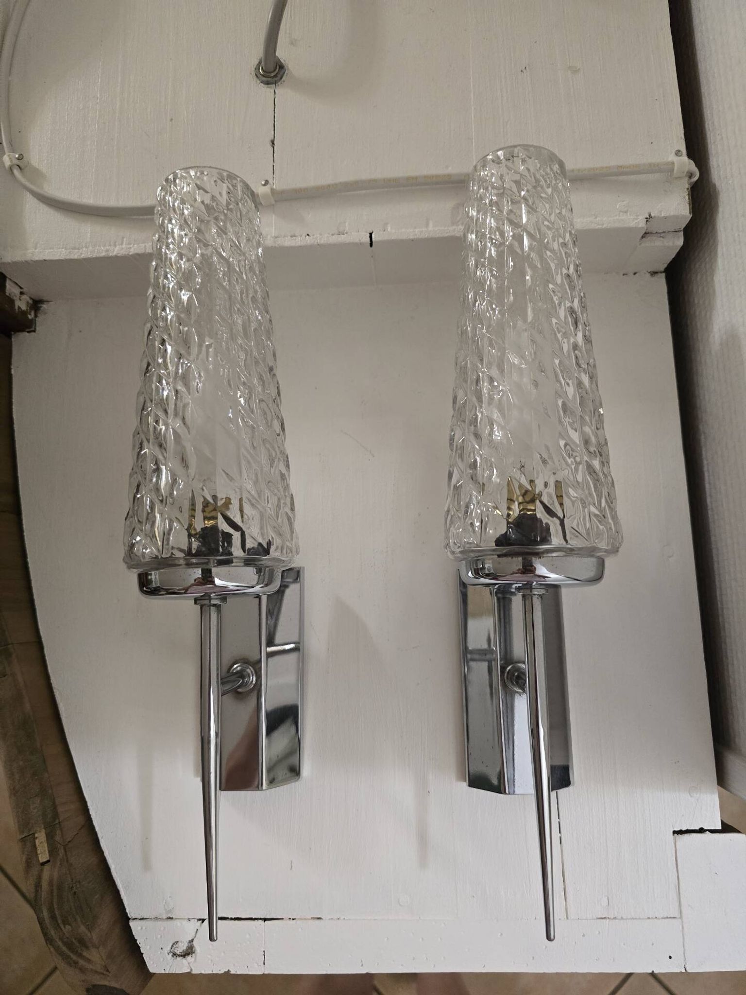 Paire d'appliques chrome et verre ciselé mid-century 