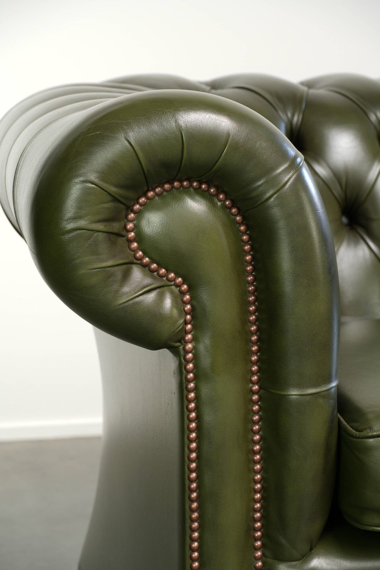 Green cow leather 2.5-seater Chesterfield sofa in English style