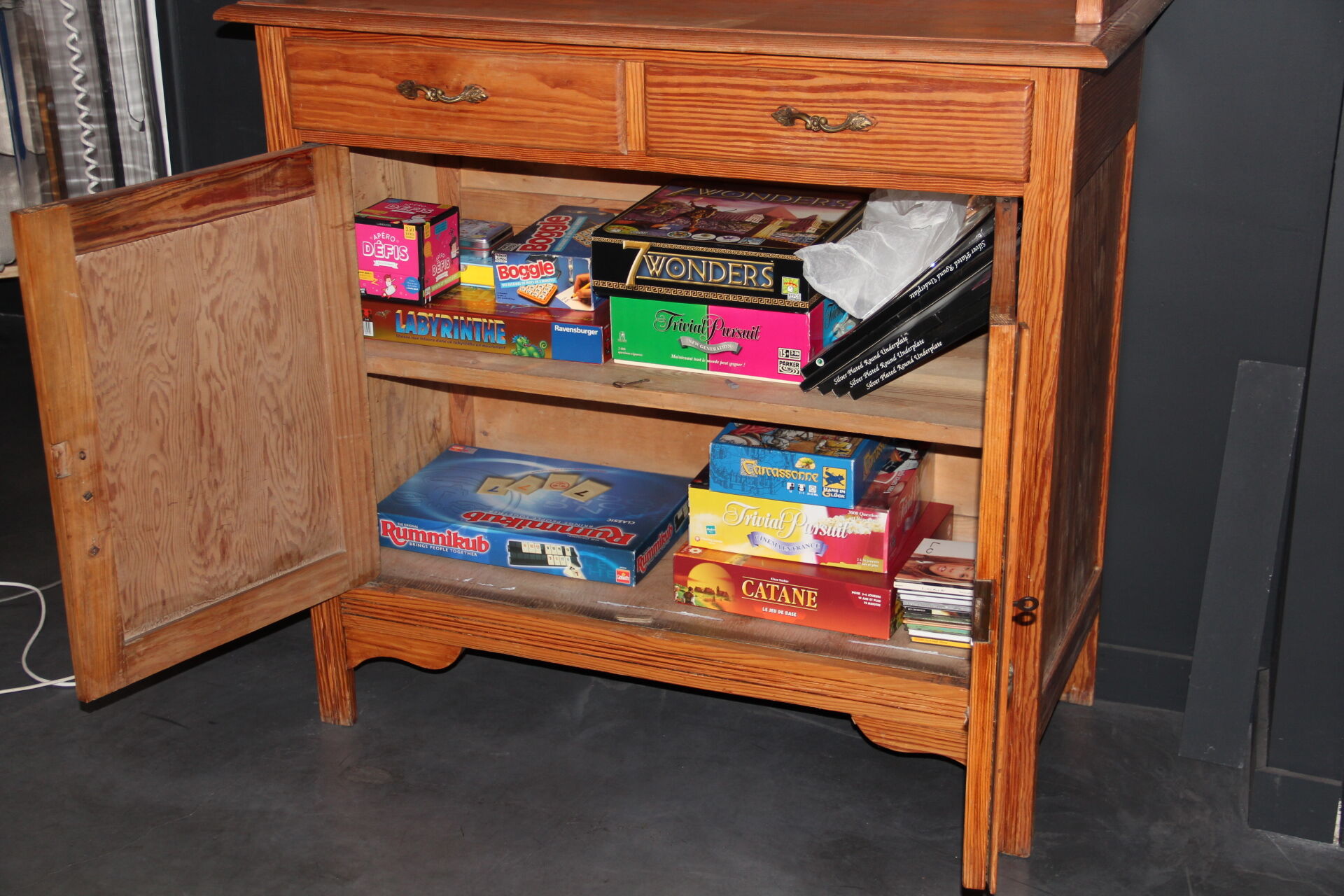 Double-body cabinet in varnished pine sun tones