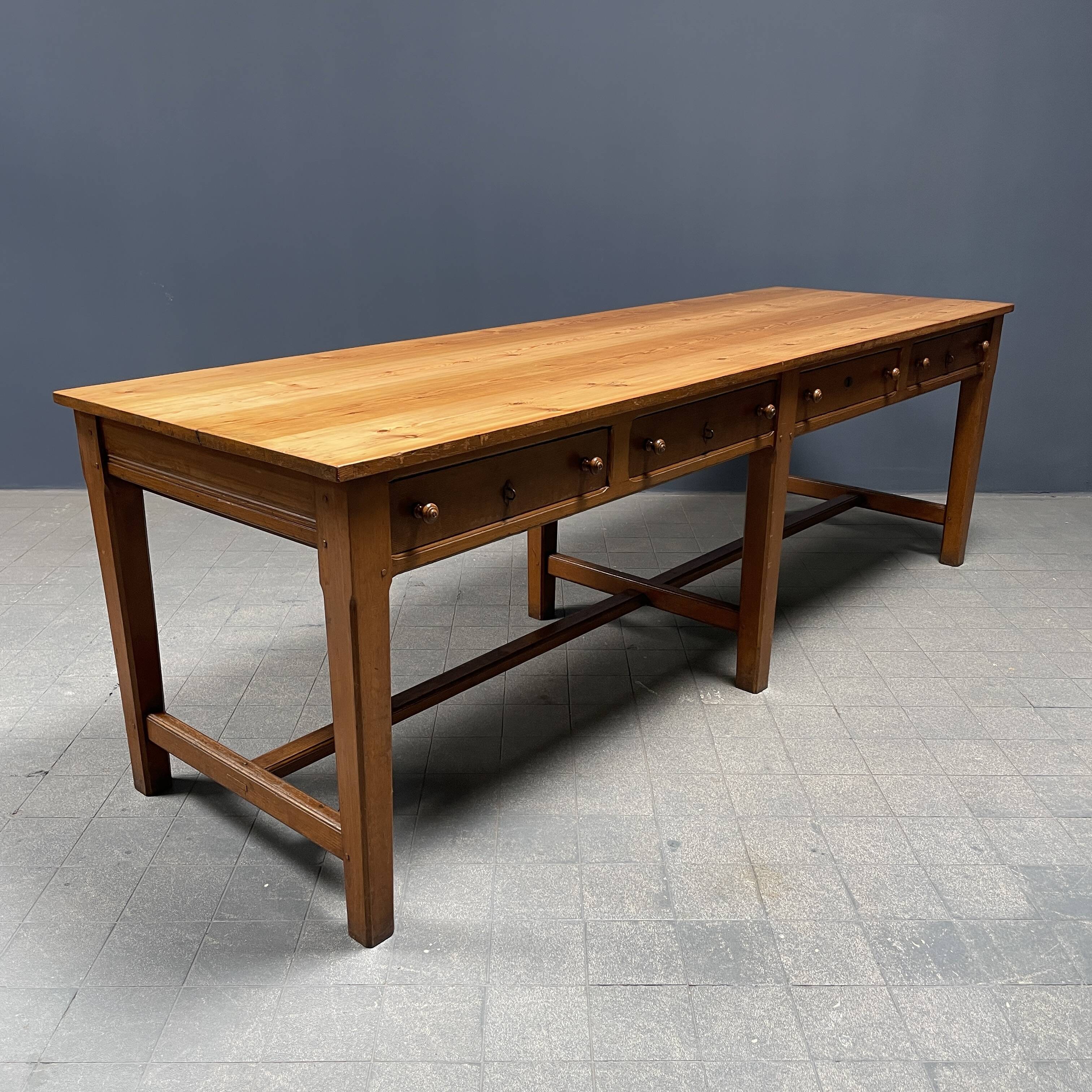 Grande table à draperie en bois antique